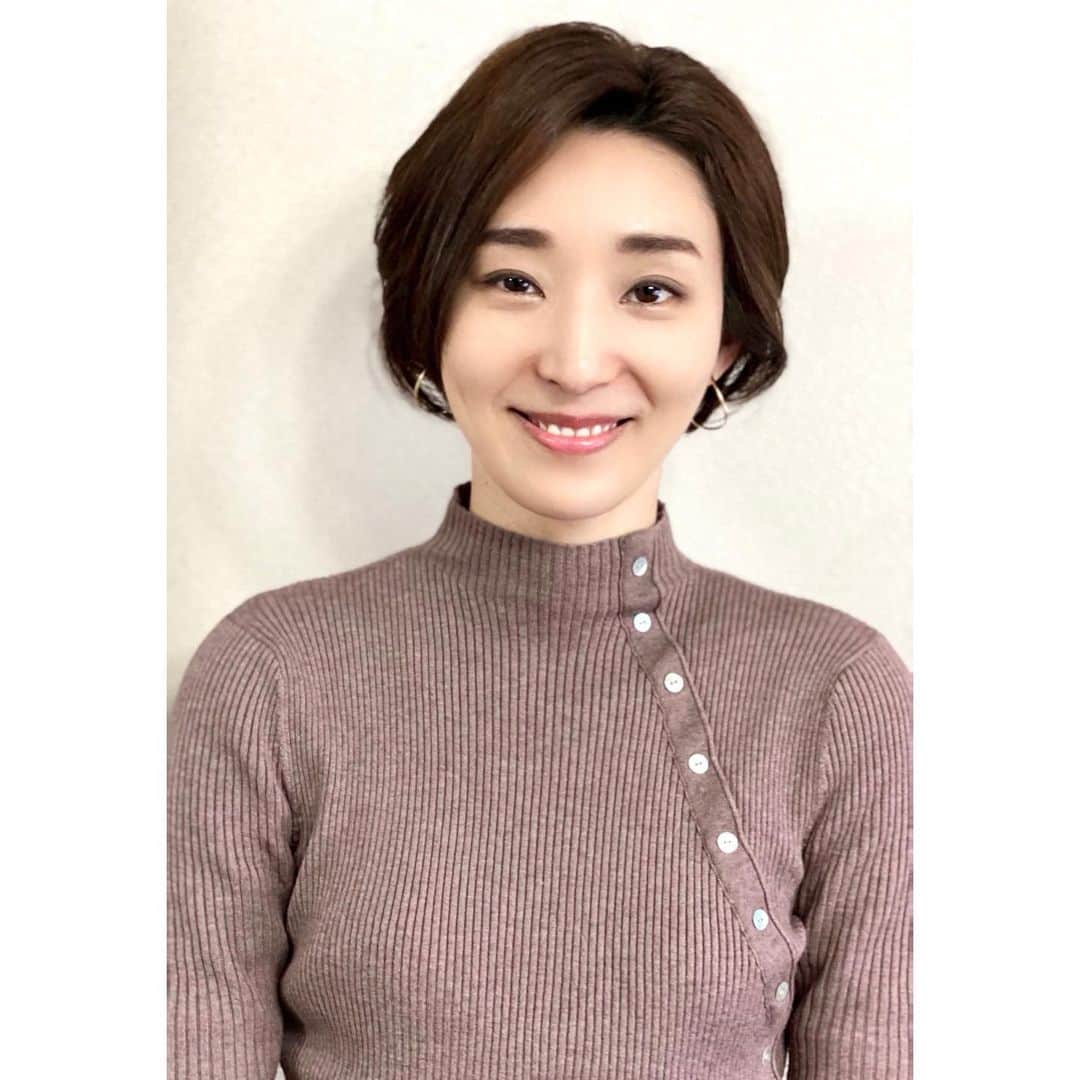 のインスタグラム：「.﻿ 髪の毛を切りました✂️﻿ 随分と頭が軽くなりました笑﻿ 見覚えのある感じで懐かしい🍀﻿ 長かった頃よりはやく乾きます👍﻿ ﻿ ﻿ ﻿  #2枚目はここまで伸ばしたよの﻿ #証拠写真笑﻿ #初めて鎖骨辺りまで伸ばしました﻿ #約一年半であそこまで伸びるみたいです﻿ #やっぱり短い方が見慣れた感が笑﻿ #分け目も現役だった方に戻しました💡﻿ ﻿」