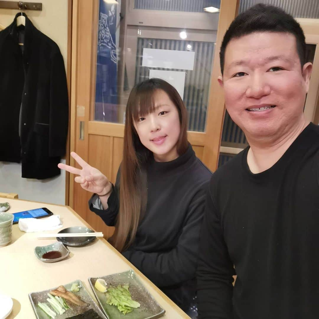 中園健士さんのインスタグラム写真 - (中園健士Instagram)「【上越市に美容室、食事行って来ました。】﻿ 普段妙高高原にこもりっきりなんで﻿ 久しぶりの遠出です。﻿ 旅をしていると新たな構想や、﻿ 今やっていることを進展させる構想が﻿ ドンドン浮かんできます。﻿ それは心と時間に余裕があるから﻿ 生まれる思考だと思っています。　﻿ 　﻿ 　 ﻿  ﻿ ﻿ 常に日常のルーティーンで忙しくして﻿ 自分の時間、１人で考える時間が﻿ ない方が多いと思いますが、﻿ お金を稼ぎたい、又は幸せな人生を﻿ 歩みたい、と﻿ 思う方は自分１人で自身と﻿ 向き合う時間を﻿ 定期的に確保することを﻿ オススメします。﻿ 　 ﻿  ﻿ ﻿ 　﻿ カフェでもホテルでも自分１人で﻿ 自分と向き合う。﻿ 　 ﻿  ﻿ ﻿ やることリスト、やらないリスト、﻿ 自分がやりたいことを﻿ 箇条書きでいいので﻿ 紙にばぁ〜〜と書く。﻿ 　 ﻿  ﻿ ﻿ 　﻿ シンプルですがその紙を﻿ 常に自分の見えるところに貼り付けておく。﻿ 　﻿ 　﻿ 自分の本当にやりたいことを﻿ 常に見えるところに貼り付けて﻿ 潜在意識まで刷り込むことは﻿ 本当に重要です。﻿ 　﻿ 　﻿ 別にPCに書いて﻿ プリントアウトとかでもOK.﻿ 　﻿ ﻿ 　﻿ 夢に期限をつけて潜在意識に刷り込む。﻿ 　﻿ 　﻿ 後はその過程を強い意志を持って﻿ 取り組む。﻿ 　﻿ 　﻿ ﻿ それだけ。﻿ 　﻿ それの繰り返しで人生は﻿ 自分が思うがままに﻿ なるもんです。﻿ 　﻿ 　﻿ ナポレオンヒル博士の﻿ 思考は現実化する。﻿ 　﻿ 　﻿ というやつですね。﻿ 　﻿ 　﻿ 忙しくて時間が取れない、﻿ という人ほどこういうこと﻿ やった方がいいですよ。﻿ 　﻿ 　﻿ いつまで経っても忙しいままで﻿ 大切な寿命が削れていき、﻿ 気づいたらもうこんな年か・・・・﻿ ってなっちゃいますよ〜〜。 　 #自由になりたい人  #自由業  #自由人  #自由な生活  #自由になりたい  #自由に生きる  #自由設計  #人生一度きり  #人生楽しんだもん勝ち  #人生を楽しむ  #人生は素晴らしい」2月27日 17時28分 - nakazono.kenji