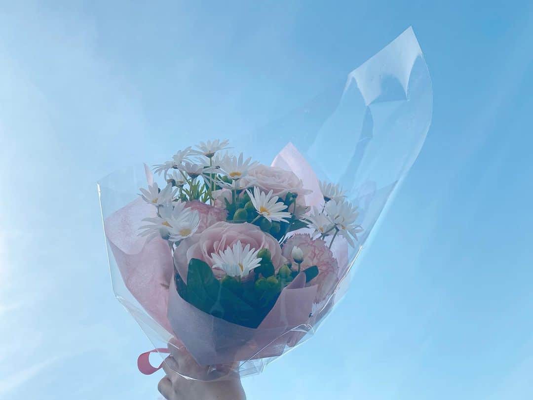 蓮佛美沙子のインスタグラム：「💐🎂🎉  年齢を重ねれば重ねるほど、人生って楽しいな、としみじみ思います。幸せなことだなぁ。これからもそんな温かくて豊かな時間を、大好きな人たちと共に過ごせますように。  現場でもお祝いしていただきました！ありがたや。がんばるぞ。  新しい1年、ティーンの心も忘れずに、健やかに生きたいと思います🥳(写真②:某現場にて）(久々過ぎてとってもテンション上がりました）」