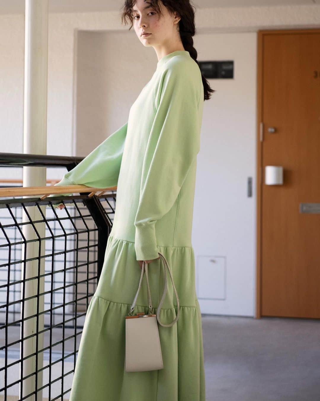 ファーファーのインスタグラム：「【EDIT】 issue.98 My Favorite  - 毎日に着たい服 -  春先に一枚で出かけたくなる、 きれいなカラーのスウェットワンピース。  足先まで隠れるたっぷりとしたマキシ丈と、 ローウエストから広がる ティアードデザインが今年らしい。  袖先のリブを長めにとっているので、 たっぷりとしたスリーブデザインも魅力的。  dress ¥14,000＋tax bag ¥12,000＋tax  @furfur_official @furfur_official_staff  #FURFUR #ファーファー」