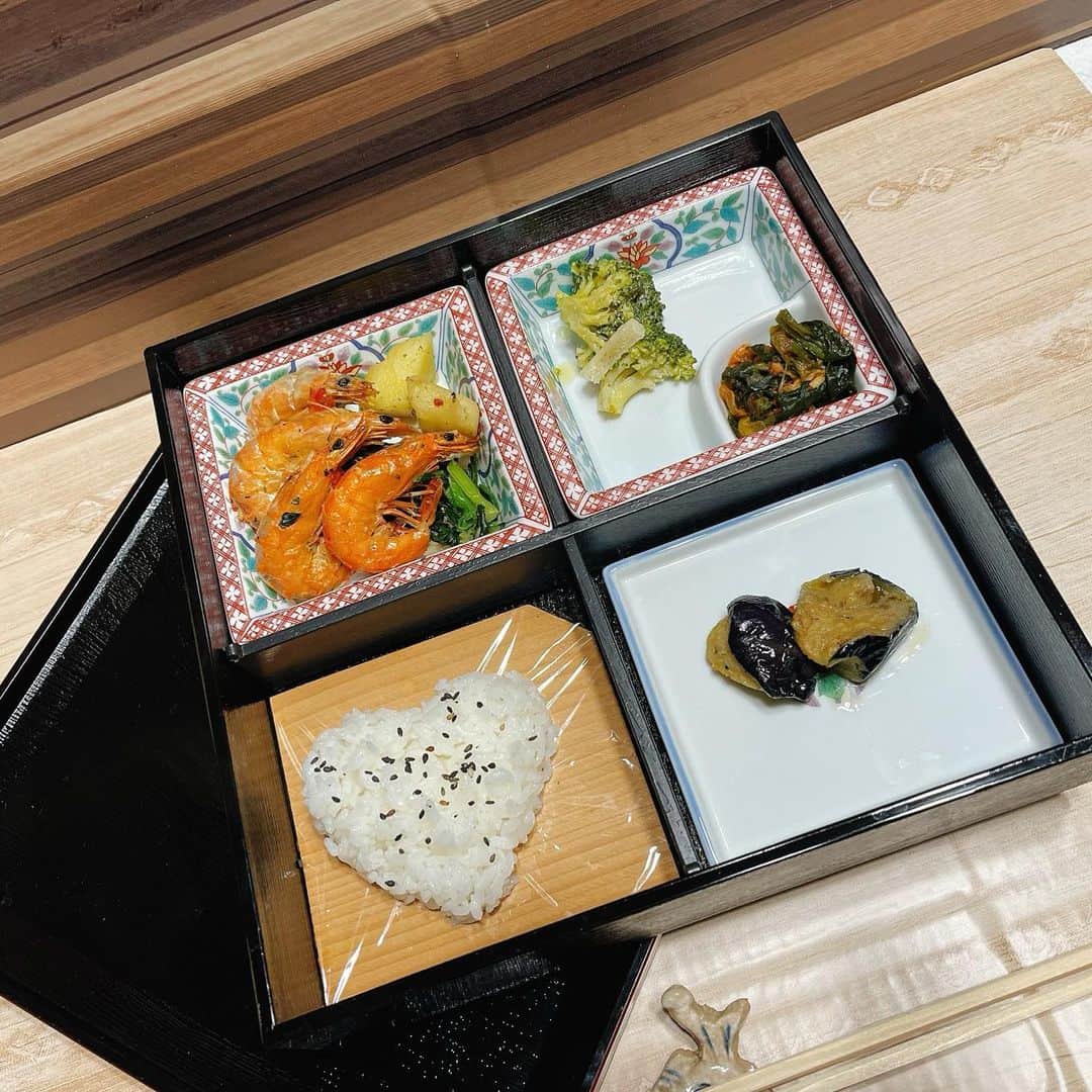 まさき沙耶のインスタグラム：「#nosh (@nosh_fresh ) 低糖質•低塩分の宅配食事サービス🍳 健康的で減量してる方にも是非🤍 おいしいです！ 1.2枚目は届いたケースから出して少し綺麗に盛り付けてみました💛 お米はついてこないです、♡型にしました。 またストーリーにも載せます🙋‍♀️  ガーリックバジルシュリンプ →糖質8.4g 塩分2.0g カロリー305kcal 鶏肉の甘辛煮 →糖質5.9g 塩分2.5g カロリー456kcal #nosh #低糖質 #低塩分 #宅配サービス #ダイエット #pr」
