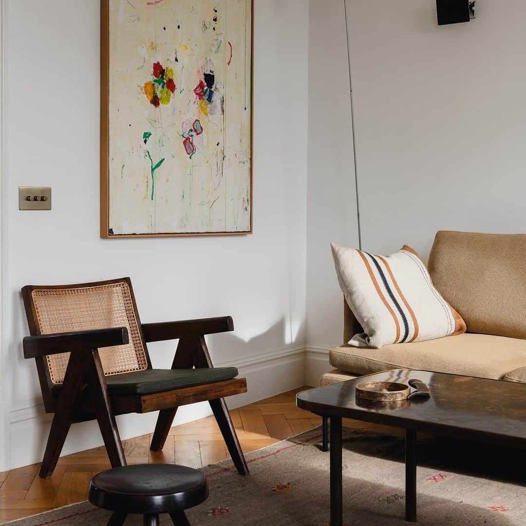 のインスタグラム：「“We had a vision as soon as we visited and our idea was to create a functional, intelligent, yet elegant space.” When @_mathieuparis_ moved to London six years ago to take up the role of senior director at @whitecube, he wanted a home that could provide a quiet backdrop to his busy life in the art world. Eventually, Mathieu and his partner found their ideal home in a flat overlooking a picturesque square in Pimlico. The couple’s light-filled home now features a herringbone parquet floor as a nod to classic Parisian apartments, and furniture collected over 15 years from flea markets, auction houses and galleries. Follow the link in our bio to read more.」