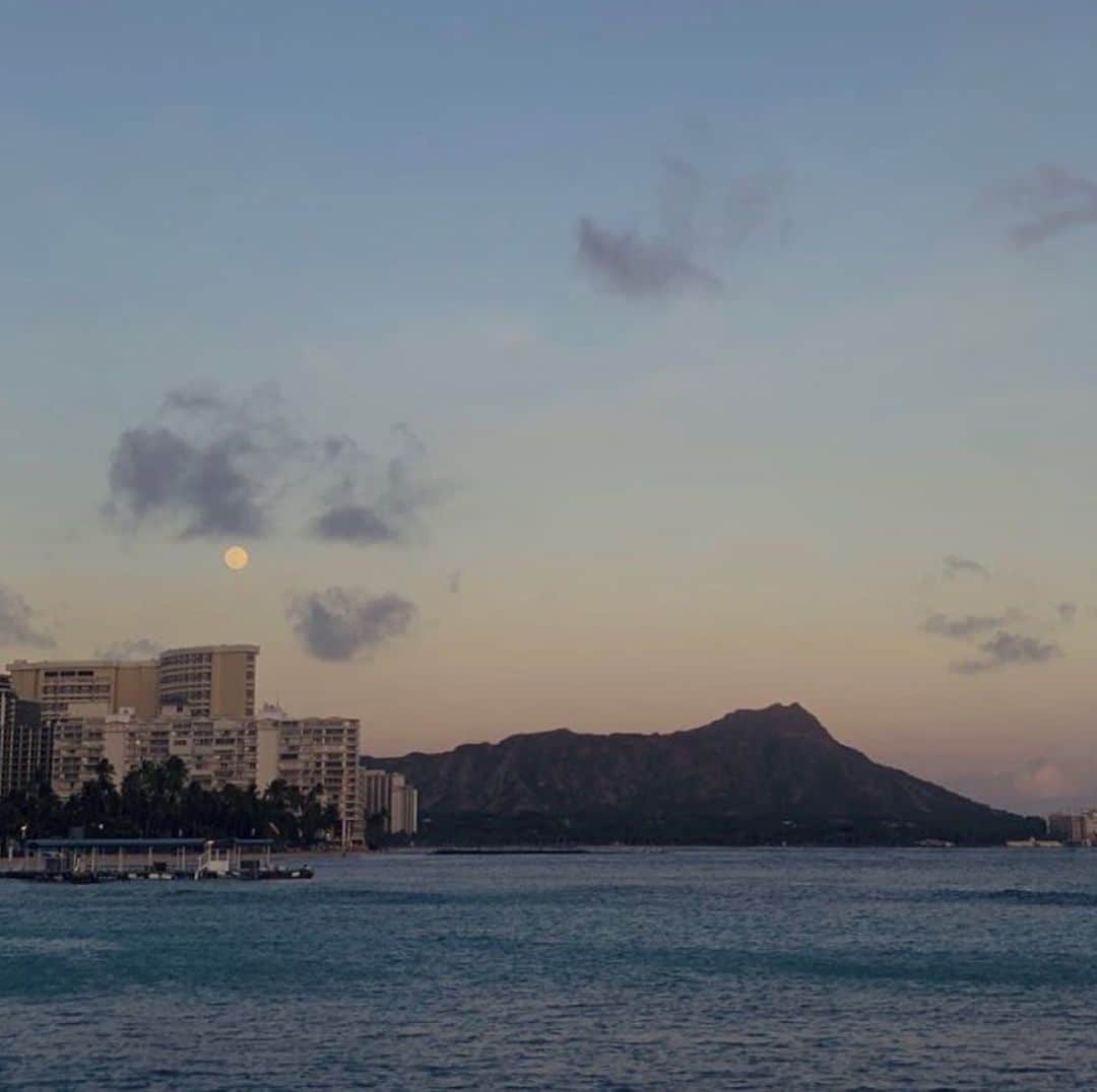 エビアン・クーのインスタグラム：「Aloha Friday with 🌝 + ⛰  今日は満月綺麗だね やっとアートウォールも 出来上がってきて本当に楽しみ お店も早く見せたいね」