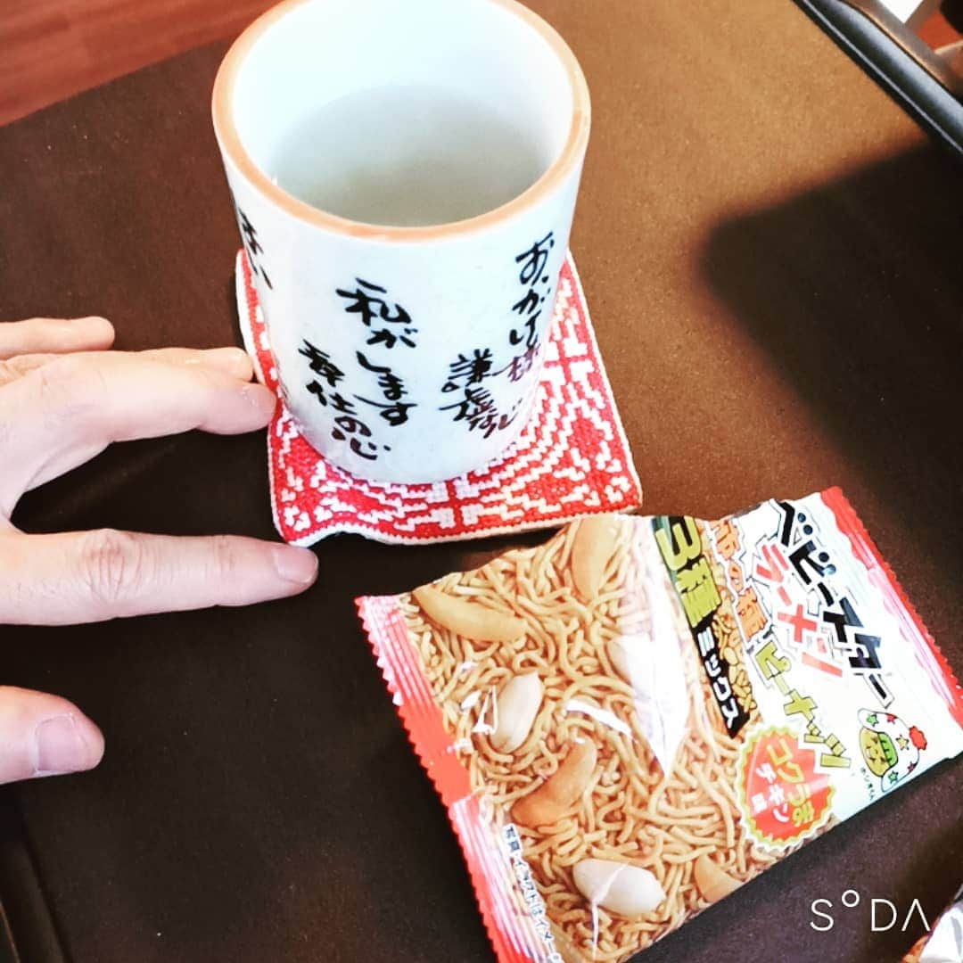 松本隆博のインスタグラム：「。 晩飯面倒くさくなり、 これ喰って寝ようかと。 (^_^)(^q^) たまにはいいー  ～人生遊歩道～」