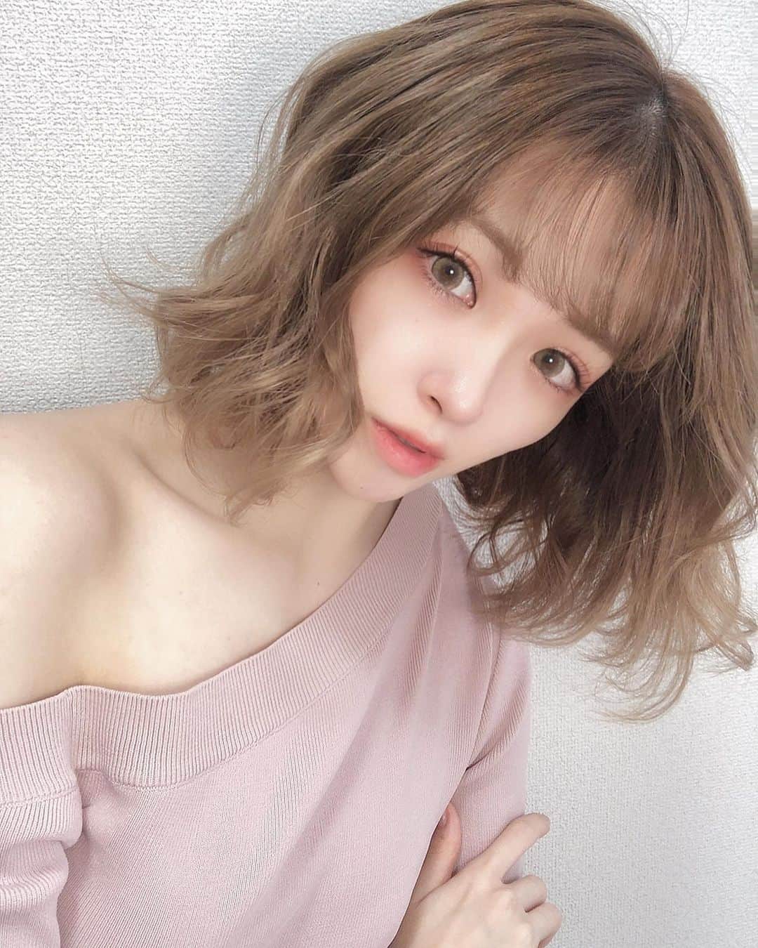 玉川来夢のインスタグラム：「カラコンレポ♡ The PielのSIESTA🌈 一箱に5枚（5種類） 全部違うカラーが入ってて その日の洋服や髪色やメイクに合わせるのが楽しみ💜 ちなみに1枚目のはbrown🍫 1箱3,000円ぐらいで1枚1monthだから お得だし色んなカラーが楽しめるからおすすめ☺︎ #thepiel  #ザピエル　#カラコン #カラコンレポ #カラコンレビュー #カラコン通販 #カラコン着画 #siesta」