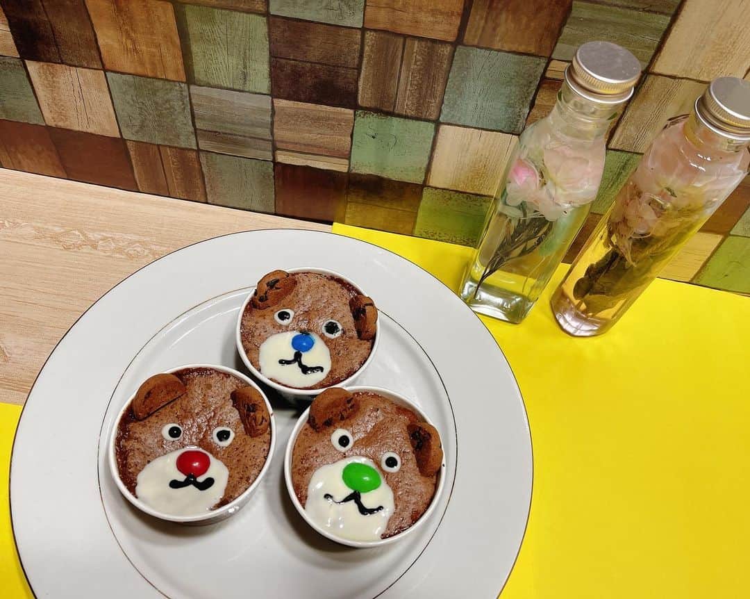 まさき沙耶のインスタグラム：「次に私が作ったぶすくまマフィン(手の震えなおれ)と ハーバリウムも載せておきます🐻 ハーバリウムは色のつくオイルと混ぜてみたらかわいいです✨ お菓子は料理より苦手なので勉強中なのです🙃 目がサイコパスのそれ、、笑  #マフィン #手作りお菓子 #お菓子作り #クックパッドレシピ #ハーバリウム #花のある暮らし #まさきさやクッキング」