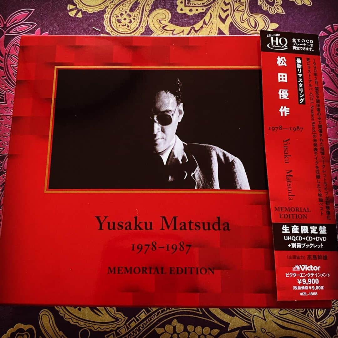JILLさんのインスタグラム写真 - (JILLInstagram)「Yusaku Matsuda1978-1887 MEMORIAL EDITION  遠い記憶からのプレゼント。 1990年2月21日ビクター青山スタジオ。松田優作さんの逝去から百か日の法要を終えたあとの追悼シークレットライブ。 このテープが30年ぶりにビクター青山スタジオのアーカイブ倉庫から発見されたというだけでも驚き、連絡が来てテスト盤を観ていたら、私は歌ってないけどエンディングに少し映っていて、また驚き、いろいろな記憶が鮮やかに甦りました。 真夜中まで優作さんの魂と共に続いたライブ。  優作さんは私が1番困難な時、JILLは大丈夫だよ、このピンチを乗り越えてすごいもんになるよ、と唯一言ってくれた人。その言葉にどれだけ支えられたことか。時を超えて、今、この映像が届くとは...感無量です。  #personz #jillpersonz  #showcasethwbestofpersonz #yusakumatsuda #yusakumatsudamemorialedition」2月27日 17時37分 - jillpersonz