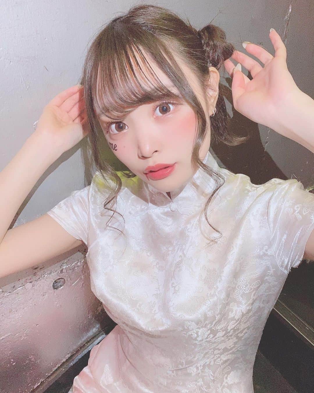 鳥海絢菜のインスタグラム：「・ 好きになっちゃいな🇨🇳 ・ ・ 踊ってたら腕のところ盛大に破けちゃってた🥲 (3枚目の腕のところ見て欲しい) ・ ・ #コスプレ #チャイナ #china #脚」