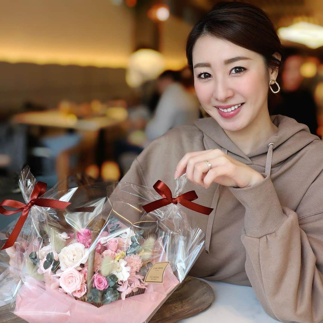 杉下理世のインスタグラム：「プリザーブドフラワーのフラワーギフト🌼やドライフラワーも時々販売いたします🌸 今回、女性向けサロンのオープン祝いにご注文頂きお作りしました𓆸 あまりの可愛い仕上がりに、私が欲しくなるという…笑 同じ価格対比で、生花よりサイズは小さくなりますが、長く楽しめる物を贈りたい方にはぴったりです♡♡ #フラワーギフト #プリザーブドフラワー #プリザーブドフラワーギフト #フラワーアレンジメント #flower #preservedflower」