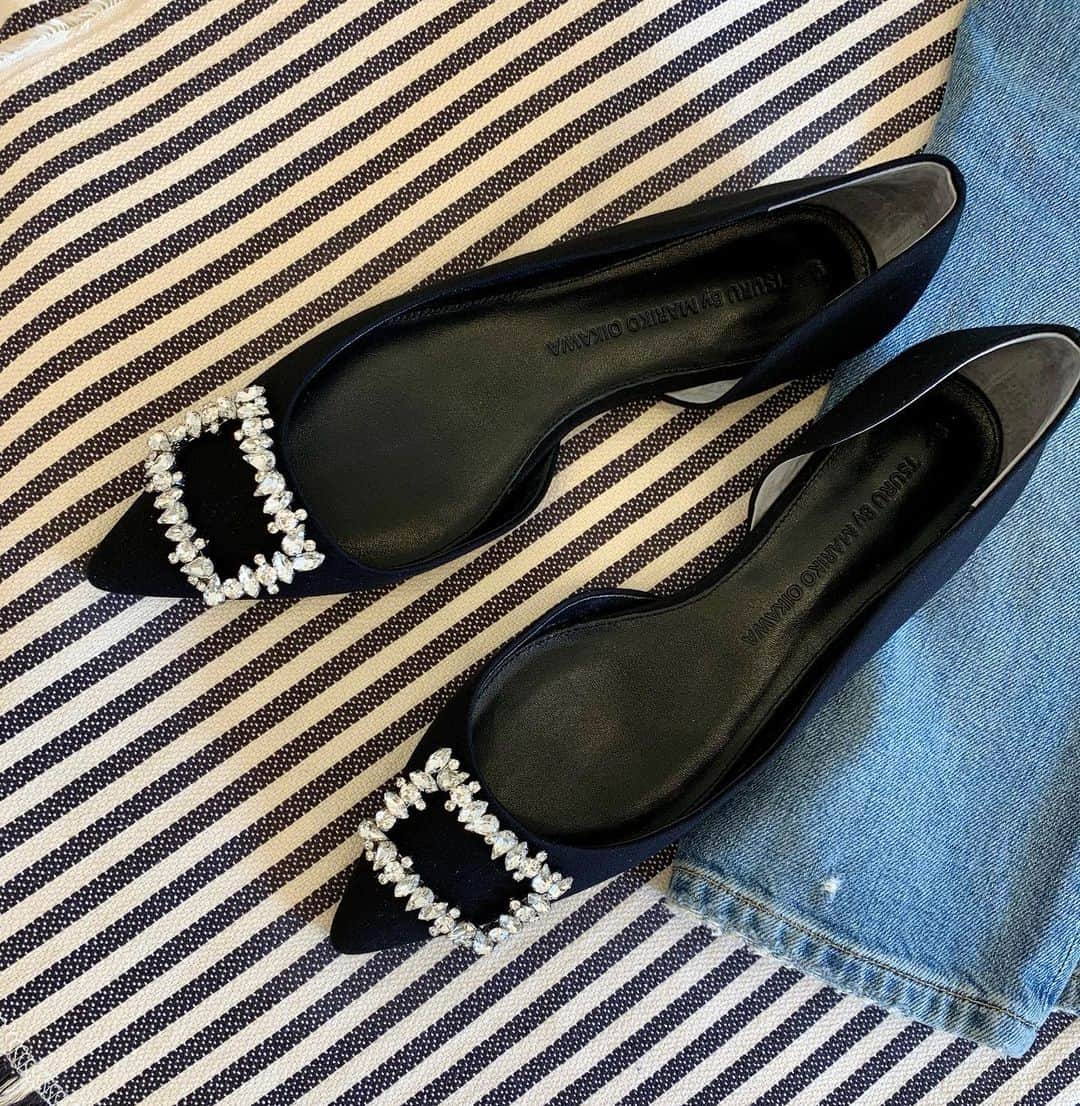 Tsuru by Mariko Oikawaのインスタグラム：「New arrival!  明日はどんな1日にしよう♪ 足元からコーディネートを考えるのも楽しい◎  こちらはオンラインストア限定フラットシューズです♪  Constance/BLACK ¥22,000+tax  #tsuru #tsurubymarikooikawa #onlinelimited」