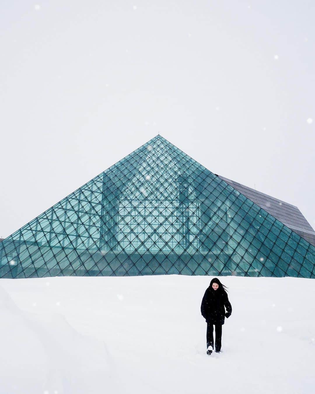 櫻井千尋さんのインスタグラム写真 - (櫻井千尋Instagram)「✮ Spot ✈︎ Sapporo,Hokkaido.  この日は前が見えないほどの吹雪と 休館日という とほほ〜🥲 な日だったけど、 真っ白の雪景色の中にピラミッドがドーンっ！と 現れた瞬間は映えてかっこよかった〜✶⋆ ある意味 中々ないタイミングでよかったのかも☺️  モエレ沼公園は前にも1度 訪れたことがあって。 前回は春頃で、今回は雪景色と また違う景色を楽しめたのもすんごく嬉しかった♡  札幌に来たら また来たいな🤍  #sapporoアートキャンプ  #札幌市 #japan #Sapporo #リモ旅北海道 #pr #Hokkaido #旅エチケット #japanairlines  #モエレ沼公園 #ノグチイサム」2月27日 17時41分 - chihirosakurai