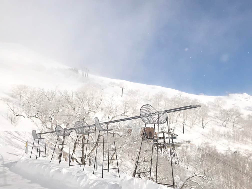 星野リゾート　トマムさんのインスタグラム写真 - (星野リゾート　トマムInstagram)「Today’s Hoshino Resorts TOMAMU  明日の、今シーズンの霧氷テラスの営業最終日を前に、本日早朝、ダイヤモンドダストと霧氷が発生。美しい雪景色が広がりました❄️  最近の星野リゾート　トマムは暖かくなることもありましたが、本日朝の気温は−14℃。まだまだ冬が続きます❄️スキー場の営業は4月上旬まで。残り1ヶ月と少し、絶景シャンパンバーや海鮮・牛肉フェアなど、冬を最後まで楽しみ尽くせるような体験が目白押しです🏂⛷✨  #HoshinoResorts #星野リゾート #tomamu #hoshinoresortstomamu #星野リゾートトマム #トマム #risonaretomamu #リゾナーレトマム #risonare #リゾナーレ #北海道旅行 #星野集團 #Hokkaidotrip #霧氷テラス　#terraceoffrosttree」2月27日 17時42分 - hoshinoresorts_tomamu