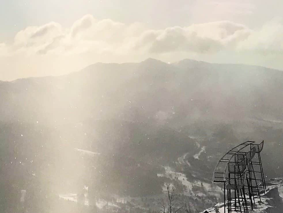 星野リゾート　トマムさんのインスタグラム写真 - (星野リゾート　トマムInstagram)「Today’s Hoshino Resorts TOMAMU  明日の、今シーズンの霧氷テラスの営業最終日を前に、本日早朝、ダイヤモンドダストと霧氷が発生。美しい雪景色が広がりました❄️  最近の星野リゾート　トマムは暖かくなることもありましたが、本日朝の気温は−14℃。まだまだ冬が続きます❄️スキー場の営業は4月上旬まで。残り1ヶ月と少し、絶景シャンパンバーや海鮮・牛肉フェアなど、冬を最後まで楽しみ尽くせるような体験が目白押しです🏂⛷✨  #HoshinoResorts #星野リゾート #tomamu #hoshinoresortstomamu #星野リゾートトマム #トマム #risonaretomamu #リゾナーレトマム #risonare #リゾナーレ #北海道旅行 #星野集團 #Hokkaidotrip #霧氷テラス　#terraceoffrosttree」2月27日 17時42分 - hoshinoresorts_tomamu