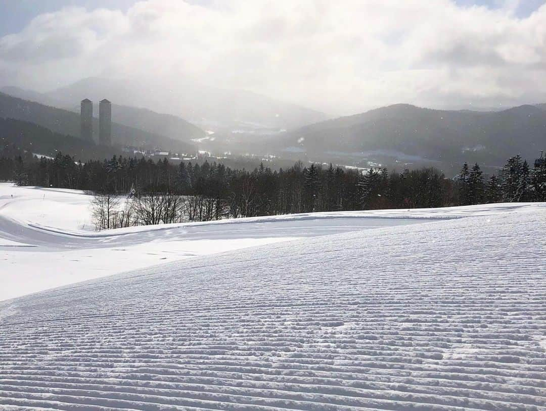 星野リゾート　トマムさんのインスタグラム写真 - (星野リゾート　トマムInstagram)「Today’s Hoshino Resorts TOMAMU  明日の、今シーズンの霧氷テラスの営業最終日を前に、本日早朝、ダイヤモンドダストと霧氷が発生。美しい雪景色が広がりました❄️  最近の星野リゾート　トマムは暖かくなることもありましたが、本日朝の気温は−14℃。まだまだ冬が続きます❄️スキー場の営業は4月上旬まで。残り1ヶ月と少し、絶景シャンパンバーや海鮮・牛肉フェアなど、冬を最後まで楽しみ尽くせるような体験が目白押しです🏂⛷✨  #HoshinoResorts #星野リゾート #tomamu #hoshinoresortstomamu #星野リゾートトマム #トマム #risonaretomamu #リゾナーレトマム #risonare #リゾナーレ #北海道旅行 #星野集團 #Hokkaidotrip #霧氷テラス　#terraceoffrosttree」2月27日 17時42分 - hoshinoresorts_tomamu