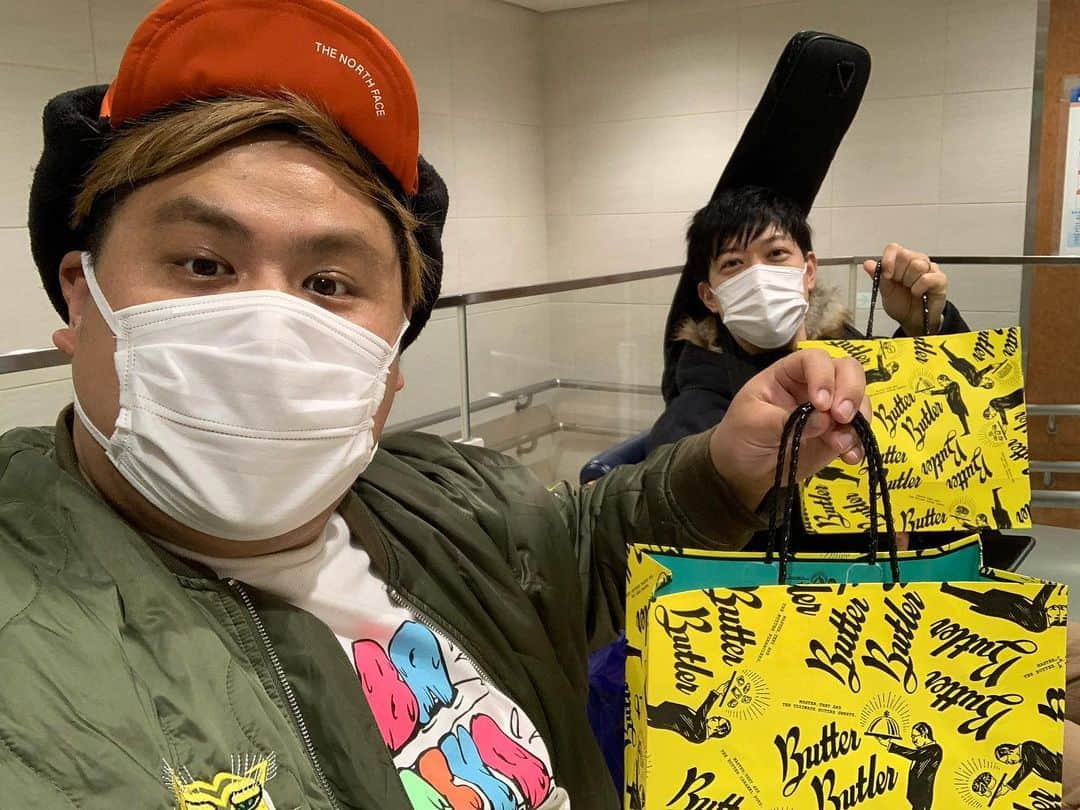 池田真一のインスタグラム：「東京は浮かれてまうなぁ〜！ さすけはマスクの下でもベロ出してるそうです！」