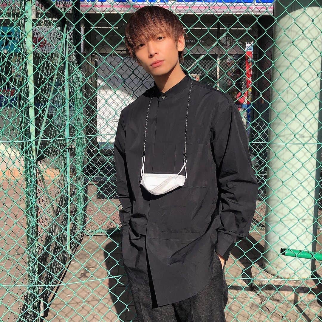 岡田隆之介のインスタグラム：「いつになったら見つけてくれるの？ ずっと待ってるよ✊ . . . . . . #アイドル #推しのいる生活 #instagood #instalike #like4like #like#ootd #ootn #followme #モデル #サロモ #サロンモデル #メンズファッション #ファッション #お洒落さんと繋がりたい #韓国好きな人と繋がりたい #ファインダー越しの私の世界 #フォロミー  #いいねした人で気になった人フォロー #ハイトーンカラー #マッシュ男子 #雰囲気好きな人いいね #雰囲気推してください  #いいね返し #jilsander #uniqlo」