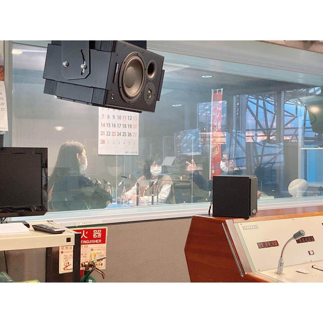 おかゆのインスタグラム：「🎼📻🎙🐶🎸🌈 . 先日収録がありました ラジオ大阪 「水谷ひろしのOSAKA歌謡ウェーブ」 . 放送日のお知らせです🔊❤ 3月21日(日)18:00〜20:00の間で オンエアとなります🎙 . 「おかゆウタ 〜カバーソングス〜」の中から 弾き語りもお送りしておりますので 是非お聴き下さい🤗🌈 . 今日はこの後21時〜 #おかゆんのステイホームライブ 🏡 . 良ければ覗いて見てくださいネ😋📱 . #ラジオ大阪 #水谷ひろしのosaka歌謡ウェーブ #水谷ひろし さん #吉田奈央 さん #おかゆウタ #スタジオ弾き語り #Radio #osaka」