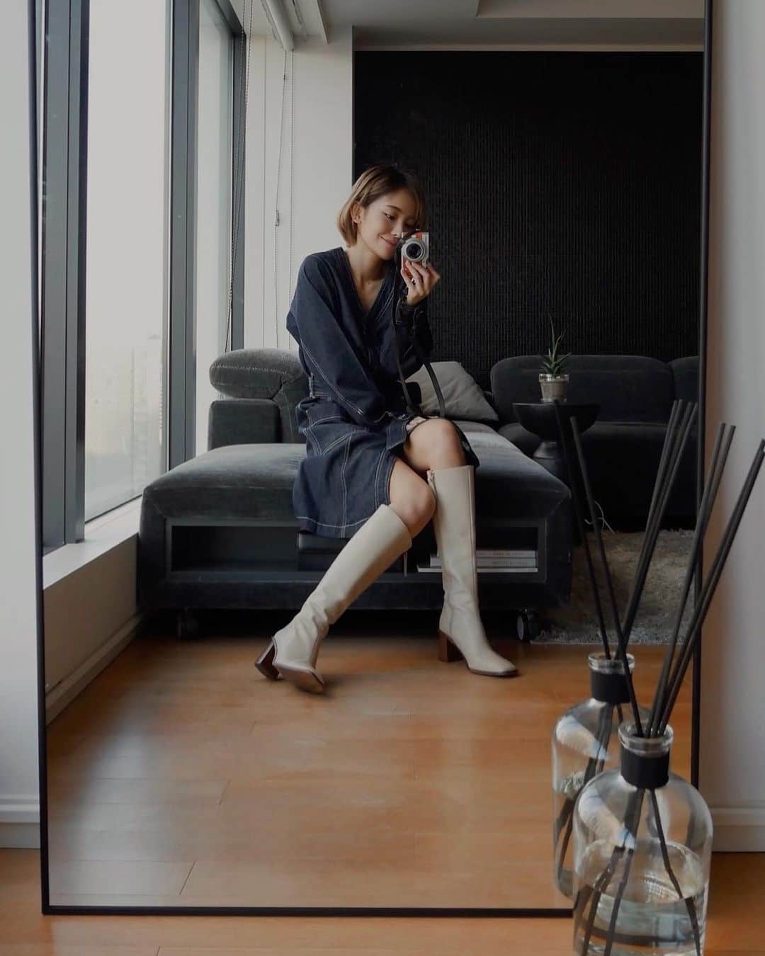 宮本沙恵のインスタグラム：「リビングにミラーを設置🪞 部屋が広く見えるから置くね！と言いつつセルフィーの為でしたすみません👨笑 . この床の日焼けどうすれば😟 #myshawty#code#denim」
