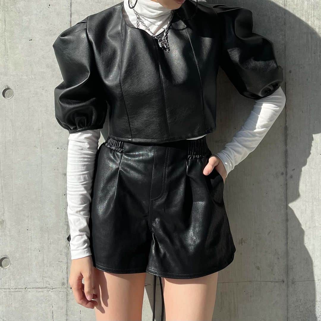 ゆらのインスタグラム：「レザー×レザーがすこ  パンプキンレザーブラウス×ジェシーレザーハーフパンツ どちらも艶を抑えたフェイクレザーなので、この組み合わせはマッチします  ありがたい事にクリアキャットサングラスが売り切れてしまったので、クリスタルビーズサングラスキャッチを別のメガネに付けてみた！ メガネにも付けれるし、マスクにも付けれるのでおすすめです😷  これからも別のコーデ沢山載せるようにするね インスタ復活マン #PKPK」
