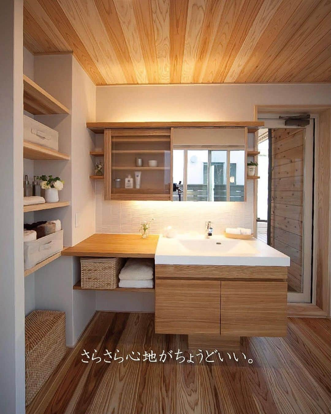 新産住拓 株式会社さんのインスタグラム写真 - (新産住拓 株式会社Instagram)「木をたっぷり使った オリジナル造作洗面台 * 洗面ボウルやタイル・鏡、 デザインなどで工夫を✨ * #熊本 の  #お住まい づくりは #新産住拓 へ♪ #自然素材 の 心地のよい #木の家 です！ * more photo→@shinsan_jyutaku」2月27日 17時45分 - shinsan_jyutaku