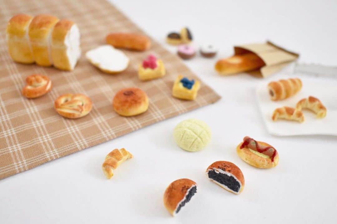 岡田ひとみ（ねんドル）さんのインスタグラム写真 - (岡田ひとみ（ねんドル）Instagram)「子ども向けねんどの限界に挑戦21  Bakery 10mm Lightweight clay, Watercolor  オー！ねんどで作ったパン。いい匂いを思い浮かべて…  『ねんどでつくる！小さなたべもの屋さんシリーズ』汐文社 「ねんどのパン屋さん」より  #miniaturefood #miniaturesweets #clay #clayart #ohnendo #nendol #hitomiokada #ミニチュアスイーツ #ミニチュアフード #フェイクスイーツ # #ねんど #ねんドル #おねんどお姉さん #オーねんど #パン #汐文社」2月27日 17時46分 - hitomi_nendol