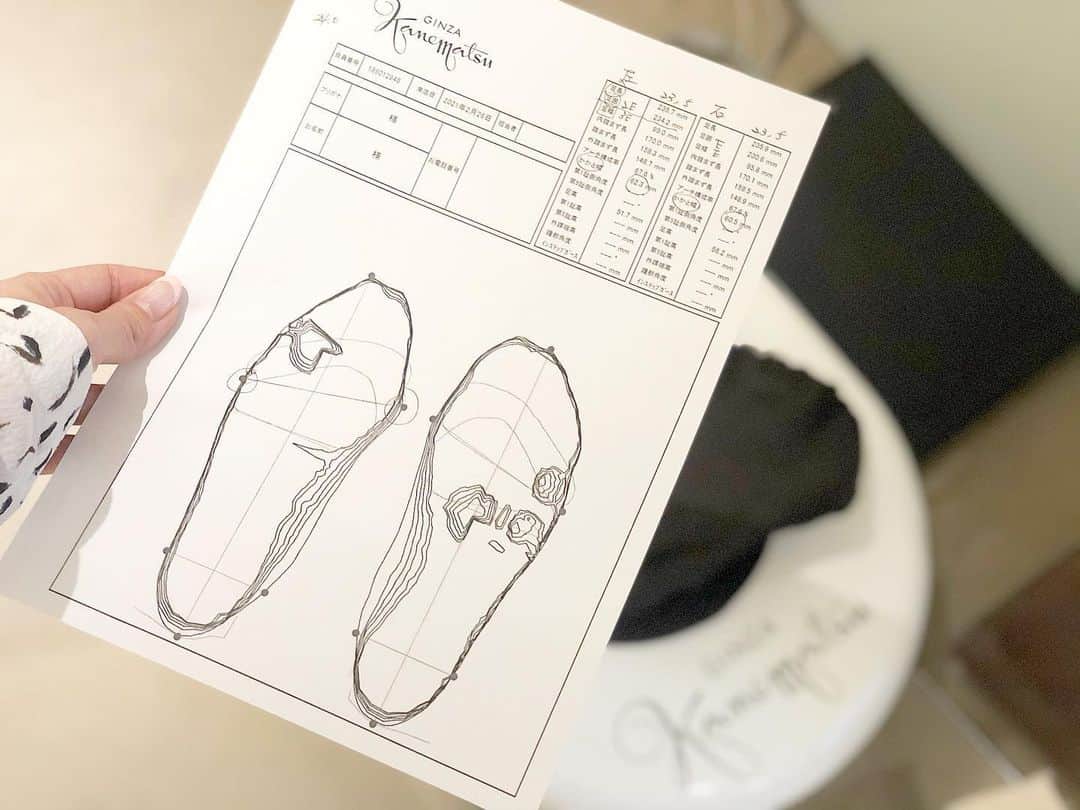 能美黎子さんのインスタグラム写真 - (能美黎子Instagram)「・ 先日、大好きなかねまつへ。 銀座かねまつ６丁目本店にて、 靴選び体験をしてきました。 @kanematsu_official  ・ 銀座の本店4階では、 自分だけのオーダーメイドシューズが作れるんです！ 足の測定機があるから、自分の足の特徴を知りながら 1番自分の足にあった形のパンプスを作れるという、 夢工房。 今度作りに来ようかな。 ・ 3階は、 スモールサイズのシューズフロア。 ✔︎甲が薄い ✔︎かかと幅が小さめ ✔︎パンプスが脱げてしまう などのお悩みの方は、このフロアがおすすめ。 ・ 2階には、 これからの季節にかかせない、 レインシューズも種類が豊富なのも嬉しい。 地下一階には、バッグや傘なども販売しているから、 靴とお揃いで揃えてお洒落をより楽しむことも できちゃいます。 ・ 私が履いているパンプスは、 一階のフロアで販売されていた春の新作。 ヒール部分の色が絶妙で好みでした。 本店限定シューズなどあるから、 また来ようと思います。 見ているだけでも幸せな気分。 今度お母さんを連れてこようかな。 ・ かねまつさんの店舗は、 感染症対策をしっかりと行っていますが、 来店は時期や状況を加味して、 ご自身の判断でお願いします。 来店される際はマスク着用が必須となります。 ・ お写真を撮る際のみ、 マスクを特別に外させていただきました。 ・ ・ #ginzakanematsu#kanematsu#shoes#pumps#銀座かねまつ#かねまつ#靴#パンプス#銀座かねまつ銀座６丁目本店#ginza#銀座#PR#あしもと倶楽部 #足元倶楽部 #足元コーデ #足元くら部 #お洒落さんと繋がりたい #おしゃれは足元から #お洒落は足元から #ファッションコーデ #olコーデ #きれいめコーデ #きれいめカジュアル #きれいめファッション #フェミニンコーデ #大人フェミニン #フェミニンカジュアル #オフィスカジュアル #オーダーメイド#オーダーシューズ」2月27日 17時51分 - reikonohmi