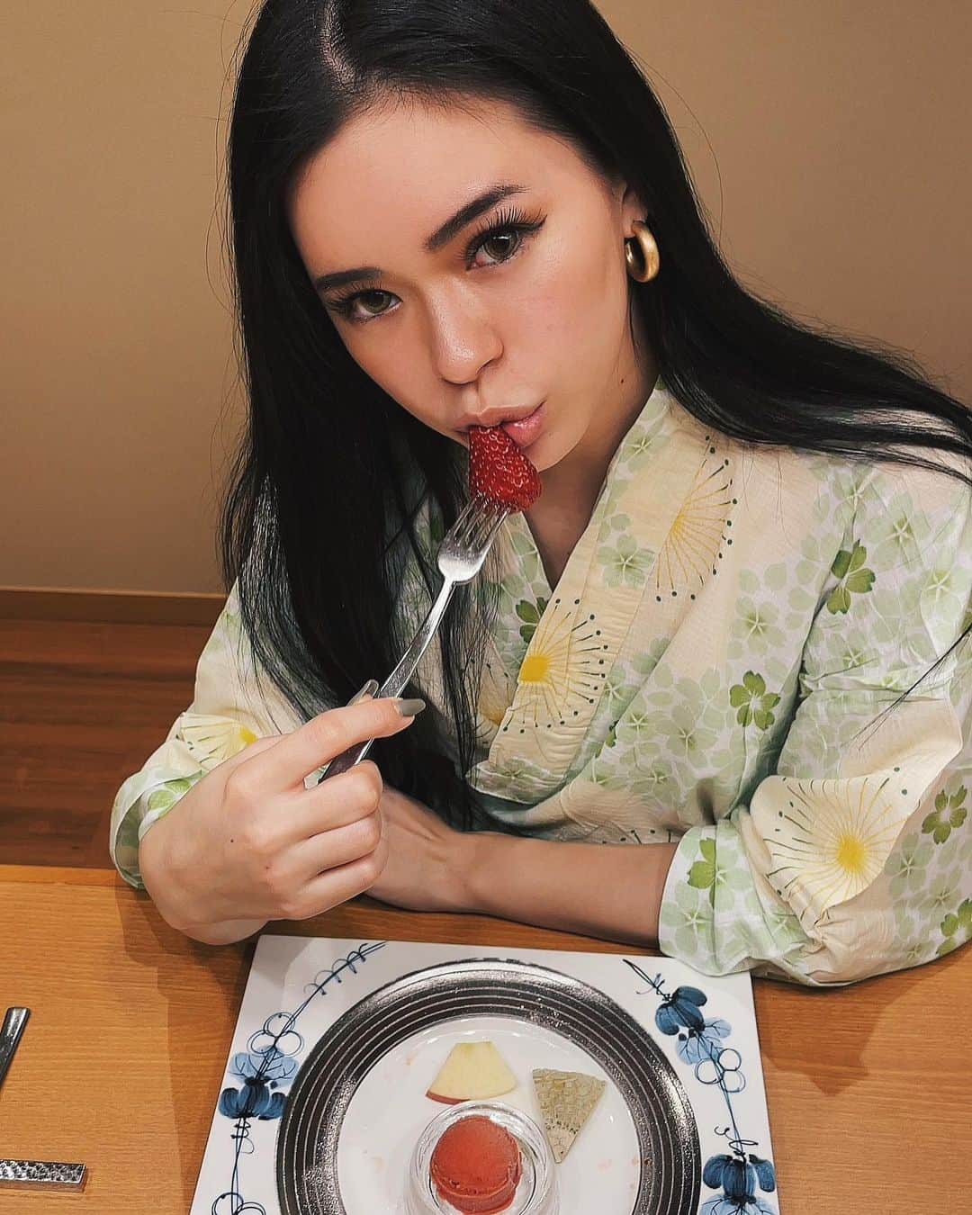 藤川ありすのインスタグラム：「__ 久しぶりの温泉旅行しあわせ〜🧖🏻‍♀️ お部屋も室内風呂も景色も素敵でした。 楽し過ぎてお部屋の写真撮るの忘れちゃった〜笑 マツエクしてるから温泉も余裕で盛れちゃう♨️  @beaute_eri  @beaute_daikanyama」