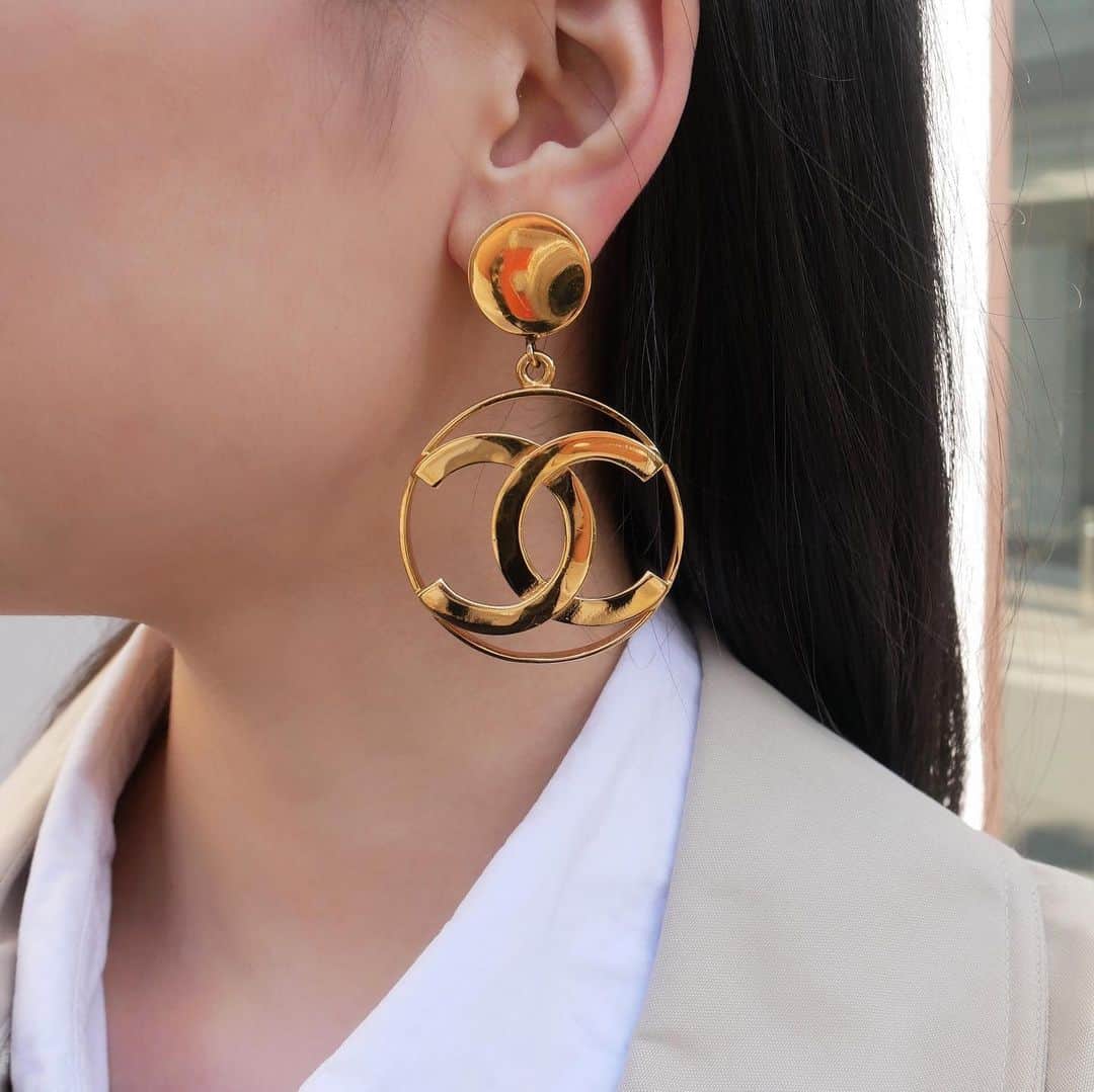 Vintage Brand Boutique AMOREさんのインスタグラム写真 - (Vintage Brand Boutique AMOREInstagram)「Vintage Coco Mark Hoop Earrings  Available Online for Purchase🛒  Search Code: ao21968  ✈️Free Shipping Worldwide 📩DM for more info and pricing  ➡️info@amorevintagetokyo.com  #vintage #amorevintage #Authentic」2月27日 17時53分 - amore_tokyo