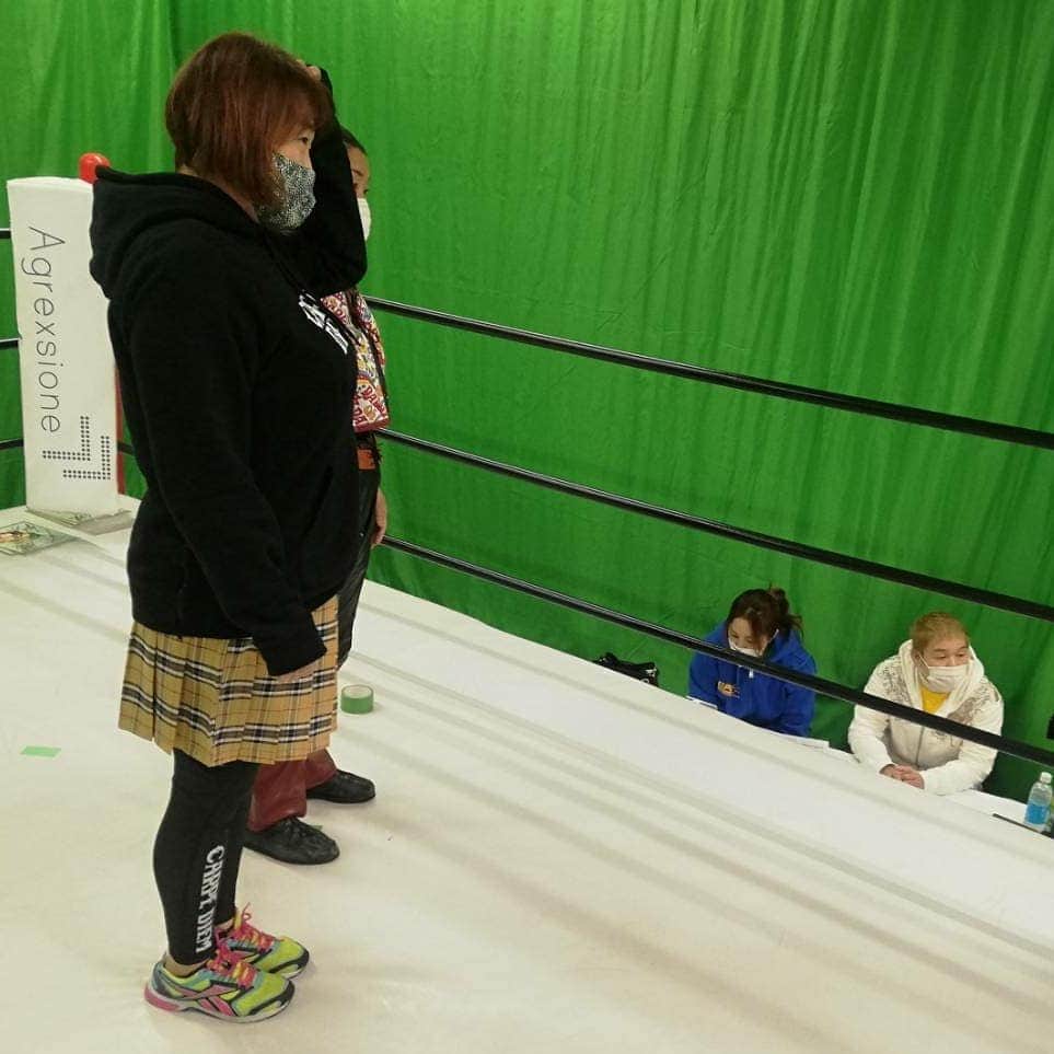 のインスタグラム：「17liveXLLPW-X《女子プロレスの扉》 リハーサル終わりました! イベント18時～開始 これからだよー(^^) #17live配信  #イベント #神取忍」