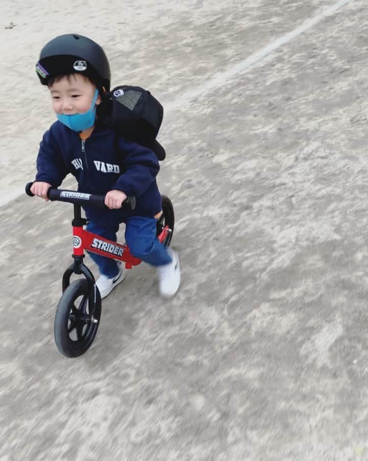 田中真奈美のインスタグラム：「逃走中🚴‍♂️✨✨✨ . 「泥棒ゴッコしよう❗️」ってパパの帽子🧢を持って逃げてます👦🏻 . なかなかトレビアンらしい😂 . いつもちょっとクセ強めな遊び方してます💭想像🐘は自由だ💕✨笑 . #3歳男の子 #リョータの冬遊び⛄️」