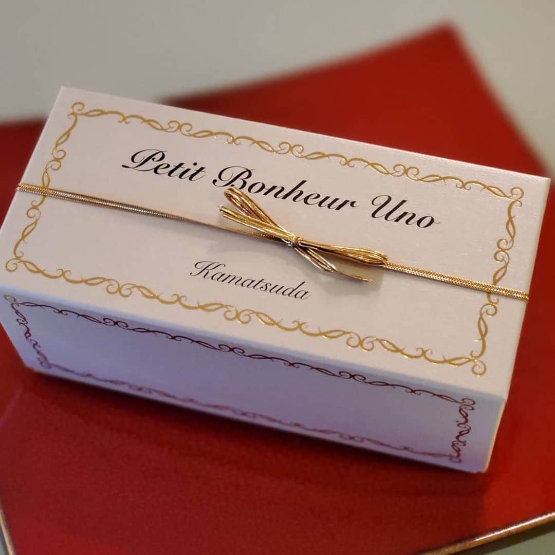 杉本彩のインスタグラム：「* *  神田うのさんプロデュースのパウンドケーキ、  小さな幸せ（Petit Bonheur Uno/ プティボヌール ウノ）を以前うのちゃんからいただいて、  とても美味しかったので手土産用と我が家の分をリピート注文しました😃  丹羽の黒豆ときなこを用いたパウンドケーキは、コーヒーや紅茶だけでなく、日本茶とも相性がいい☕️🍵  無添加でシンプル、素材の良さを生かしていて、ベーキングパウダーを使わない食感も独特です👍💖  @unokandaofficial  #プティボヌールウノ  #期間限定スイーツ」