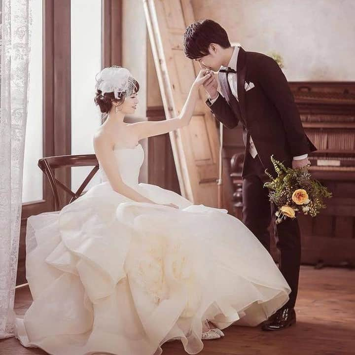 プレ花嫁の結婚式準備サイト farny 【ファーニー】さんのインスタグラム写真 - (プレ花嫁の結婚式準備サイト farny 【ファーニー】Instagram)「@farny_weddingをフォローして #プラコレ #farnyレポ を付けて投稿してくださいね♥ . :-: :-: :-: :-: :-: :-: :-: :-: :-: 本日紹介したいウェディングフォトは・・・ @chiharukk さん♡ . 日本で本格的な#韓国フォト  が撮影できる #スタジオリュクス ♡アンティークな空間で ヘッドドレスを合わせたコーディネートが とっても素敵✨ 映画のワンシーンのような一枚ですよね* . ==================== \\花嫁ライター募集中// @farny_wedding の DMより”Farny 花嫁ライター希望”とお送りくださいね◎ 担当者から折り返しご連絡さしあげます⁂ . \\花嫁アプリ // プロのアドバイザーに結婚式の相談を何度でも♡ ウェディングドレスの記事や、 自分のウェディングレポを残せちゃう♡” . ＞＞＞TOPのURLからcheck ⋈ @placolewedding ＞＞＞結婚のご相談は プラコレウェディングアドバイザーへ♡ @wedding_adviser ＞＞＞ウェディングレポを残したいなら、 farny by プラコレをcheck ✎ @farny_wedding ＞＞＞ウェディングアイデア＆DIYは ドレシーアイデアcheck ❁ @dressy_idea . ┈┈┈┈┈┈┈┈┈┈┈┈┈┈┈┈┈┈┈ #プレ花嫁 #卒花嫁 #結婚準備 #結婚式 #結婚式場 #当日レポ #weddingtbt #ウェディングフォト #フォトウェディング #卒花しました #farnyレポ #前撮り #大人花嫁 #2021春婚 #2021秋婚 #おしゃれ花嫁 #ヘッドドレス #韓国フォト #韓国花嫁 #ヘッドドレス #撮影指示書 #スタジオフォト #韓国前撮り」2月27日 17時56分 - farny_wedding