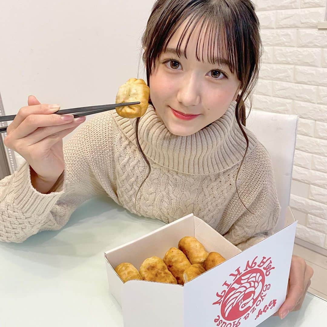 三浦凛のインスタグラム：「やっとテストが終わりました~！！ . そして変わった形の餃子🥟いただきました❣️  🤍 ママのお友達のおうちの近くにある、 有名なお店みたいです♪  . すごいすごい美味しすぎる！！！ . コメントとか投稿あまりできなかったけど、 応援してくれてありがとうございました！  これからはいっぱいします⸜(*˙꒳˙*)⸝  皆様のおかげで、パワーもらって、 勉強たくさんできました♡ ありがとうございました(๑˃̵ᴗ˂̵)  2学期よりは良かったような、 悪、良かったような_φ(･_･  . . #萬金餃子 #餃子 #三浦凛 #b級グルメ #グルメ好きな人と繋がりたい #食べ物好きな人と繋がりたい #食べ物グラム #instagourmet #gourmet #中学生 #jc2 #今日の晩御飯 #ギョーザ #gyoza #食べるの好きな人と繋がりたい #ギョウザ #中華料理 #chinesefood #foodstagram #gyozahouse #モデル #만두 #음식 #중화요리 #모델 #중학생」