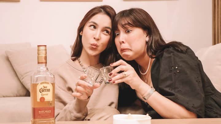 ジュリア バレットのインスタグラム：「Drink And Spill Ep 3: Show A Photo Of Challenge with my sister @danibarretto at 8PM tonight on my Youtube channel. Link in bio 🤎」