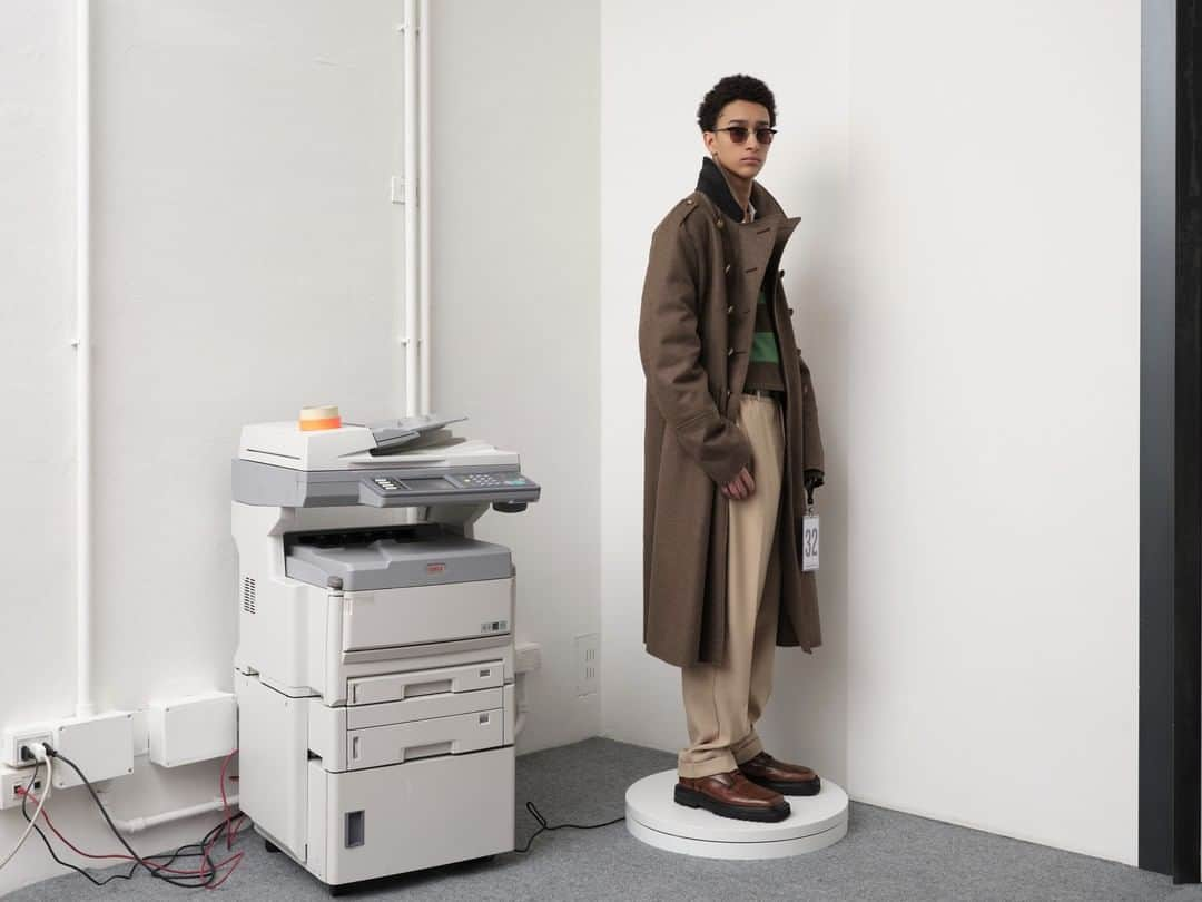 アンドレアポンピリオさんのインスタグラム写真 - (アンドレアポンピリオInstagram)「ANDREA POMPILIO FW21 WOMENSWEAR/MENSWEAR COLLECTION  The choice of an everyday location, such as the corner of an office, serves to focus attention on the looks and individual items, without unnecessary distractions.  #andreapompilio  #lovemeforeverornever  #milano  #mfw  #fw21  #womenswear  #menswear」2月27日 18時00分 - andrea_pompilio