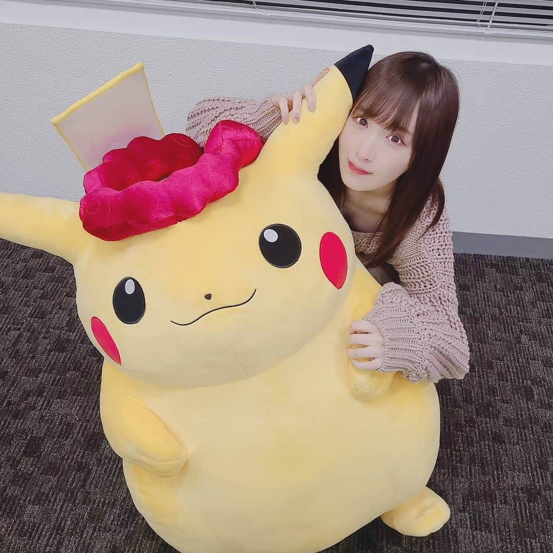 のインスタグラム：「#pokemon25 * ポケモン25周年おめでとうございます🎊 今までも、これからも、わたしの人生に欠かせないポケモン。 ブリリアントダイヤモンド・シャイニングパールの発売も決まって今年も楽しみなことがいっぱいです。 * キョダイマックスのピカチュウ、ふっくらしてて可愛くてだいすきだー！！！🤤⚡ * * #ポケモン25周年 #pokémonAnniversary #キョダイマックス」