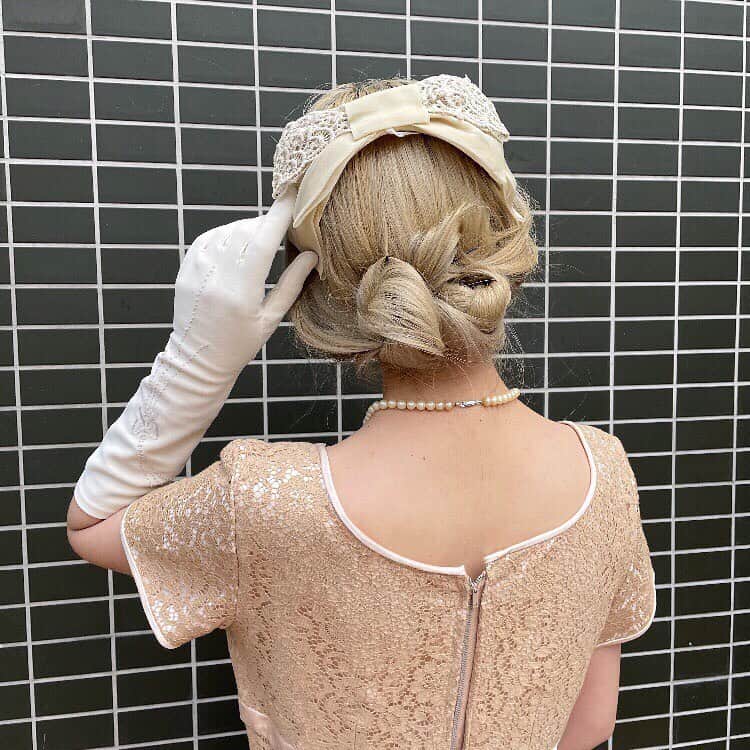 NUTTY Vintage&Collectibleのインスタグラム：「💐Formal Fair 2021💐  ☑︎vtg 50's pink beige all lace dress  上品なピンクベージュのドレスを入荷いたしました。 淡いお色でまとめて、レディに仕上げて。  小物はパールやレース、ドレスにちなんだリボン刺繍のグローヴで、とびっきりロマンチックに♡  styling by @nutty_aiko   💌DMよりお問い合わせ/通販承ります💌  ---------------------------------------------------- 💐Formal Fair 2021💐1/18(mon)~ ☑︎ヴィンテージジュエリーALL10%OFF  🚌送料無料🚌1/15(fri)~ ☑︎VINTAGE ONLINE STORE ¥10000以上 ☑︎SELECT BOUTIQUE ONLINE STORE ¥5000以上 お買い上げで全国一律送料無料！ （※ONLINE STORE/その他通販全て対象） ----------------------------------------------------」