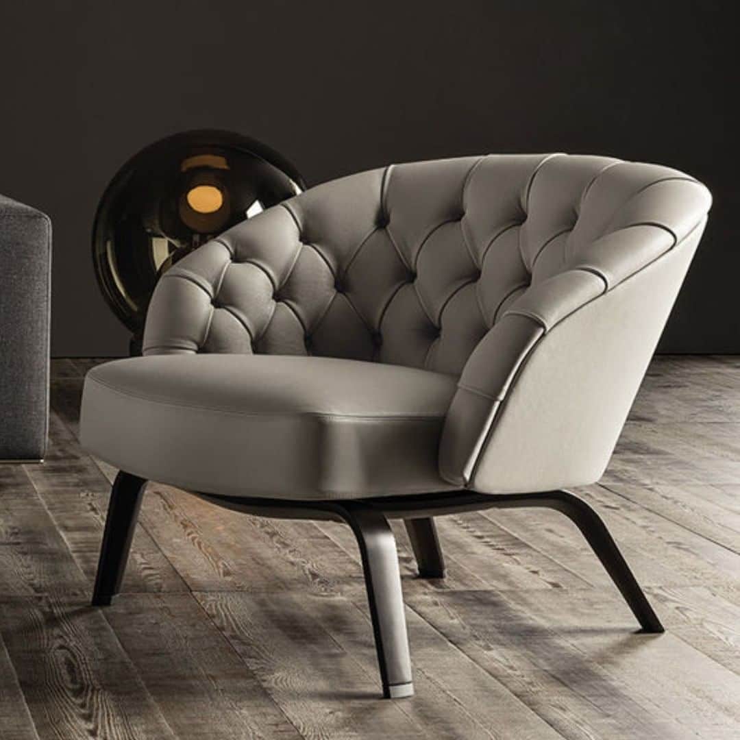 Minotti Londonさんのインスタグラム写真 - (Minotti LondonInstagram)「The Winston Armchair offers a contemporary reinterpretation of traditional capitonné tufted workmanship, giving your interior a touch of elegance with a vintage look.  See the beauty of the Winston Armchair by tapping the link in our bio.  #minottilondon #minotti #madeinitaly #interiordesign #homefurnishing #london」2月27日 18時00分 - minottilondon