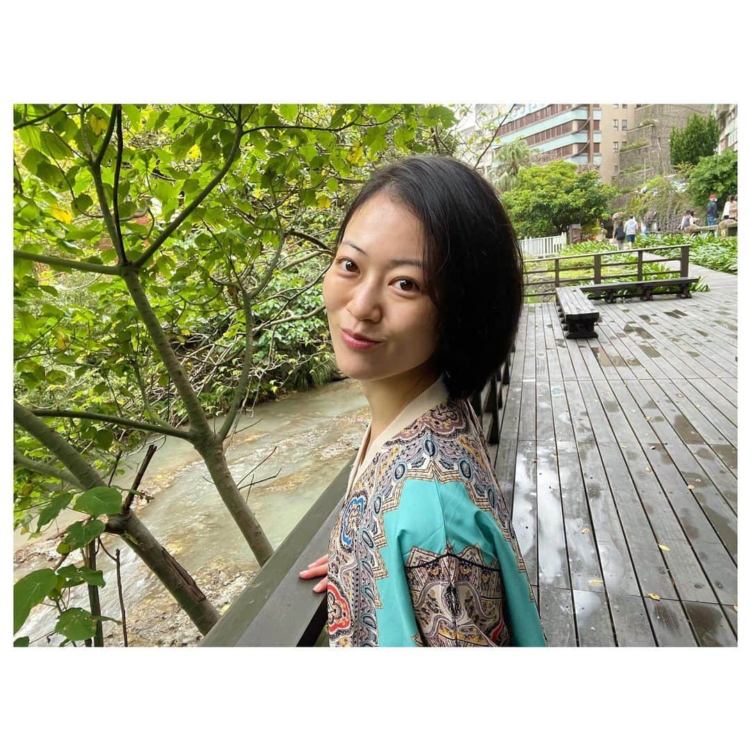 煌月爽矢のインスタグラム：「.﻿ .﻿ 突如どスッピンを晒してすみません。﻿ ﻿ 2月27日の今晩をもって、台湾に渡航して丸1年が経ちました！！！！！﻿ ﻿ 記念の日なので投稿しようと思ってたのに、思い立って北投温泉に行ってしまい…﻿ 結果的に選択肢がスッピンonly🤪﻿ ﻿ ﻿ ﻿ この1年本当に早かった。﻿ 宝物過ぎます。﻿ ﻿ ﻿ ちょっともういつまで滞在するのかわかってないんですけど（笑）﻿ とりあえずVISAには限りがあるので、残りの期間も“掴める”様頑張ります。﻿ ﻿ ﻿ 改めて、、、﻿ いつもInstagramをご覧頂きありがとうございます。﻿ 引き続き宜しくお願い致します♡﻿ 由貴﻿ ﻿ ﻿ ﻿ 我去年的今天搬到台灣﻿ 所以過了整年了！時間過得非常快﻿ 我忽然想出去泡溫泉﻿ 不得不把沒有化妝的照片上傳Ig😂﻿ ﻿ 我目前還沒決定什麼時候回國﻿ 可是因為簽證的關係反正時間是有限的﻿ 我會繼續努力抓到各種各樣的機會！！﻿ ﻿ 謝謝大家平常看我的Ig﻿ 有時候鼓勵我﻿ 我很感謝你們！！！！﻿ ﻿ ﻿ #台湾 #台湾生活 #丸1年 #台湾留学 #北投 #北投温泉 #台湾加賀屋泊まってみたいなぁぁぁぁぁ #加賀屋旅館  #畢竟我是日本人超級愛溫泉♨️ #これ小川ちゃうよ全て温泉水だよ」