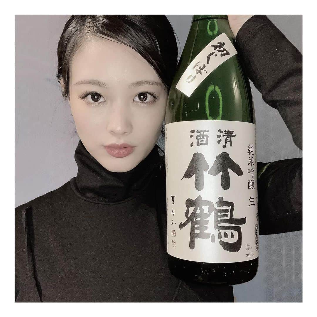 黒木晴香のインスタグラム：「「竹鶴」では珍しい生酒 ————————————————————————— どんな料理にも合う「ごはん」のようなお酒。 口当たりに新酒ならではの甘みや渋みを感じますが、しっかりとした酸がバランス良く調和します。 「竹鶴」では、火入れをしない生酒は珍しく、人気のある商品です。 ————————————————————————— 純米吟醸 原材料  米、米麹 原料米 <広島県産>八反 精米歩合 50％ 日本酒度 ＋1 ————————————————————————— #竹鶴 #初しぼり #純米吟醸 #竹鶴酒造 さん #美味しいお酒を作ってくださり #ありがとうございます」