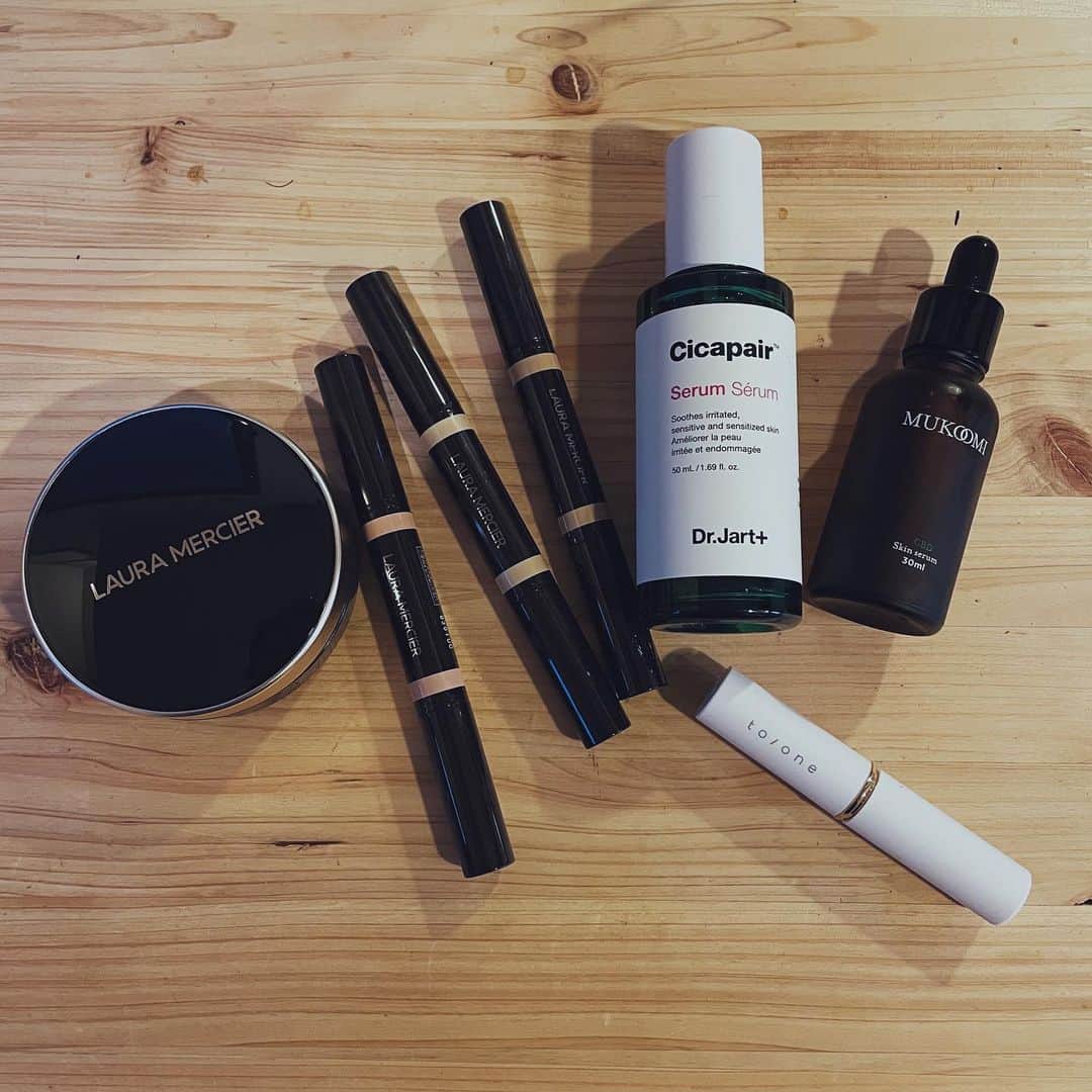 asakoshimojimaのインスタグラム：「・ @lauramercier のクッションファンデが大好きすぎて何回リピートしたかわからない。 そんなクッションファンデから新色が発売されました‼︎ しかもSPF50🙆‍♀️  マスク生活も1年が経ちますね。 先日、美容家の方が、 この1年ファンデをしてマスクをしていた方としなかった方とではシミや肌荒れの肌トラブルが全然違うとおっしゃっていました。  わたしは仕事柄マスク生活前後で特にメイクを手抜きしたとかはなく、ファンデも常にしていたので、確かにマスクトラブルまったくなかったな。  もうひとつ、スティックコンシーラーも発売されました👏  ハイライトの役割と、コンシーラーの役割のダブルエンドのスティックタイプ。 これすご〜い‼︎  ローラメルシエの勢い止まらない🤍  @toonecosmetics のフェイストリートメントスティック。 これも😩💓こんな感じ。 塗るたびこの顔になるw  香りに癒され、とろけるテクスチャーが肌にじんわり栄養を与えてくれる。 手放せなくなりました。 ぜひぜひです‼︎ リップにも、どこにでも使えるから男性にも人気みたいですよ〜  @drjart は使ってみたかったcicapairを。  最近CBDに注目していて　@mukoomi も。  どちらも使い続けたその先が楽しみ😊  #lauramercier #ローラメルシエ#クッションファンデ#toone#トーンフェイストリートメントスティック#drjart #drjartcicapair #mukoomi #cbd#cbdskinserum」