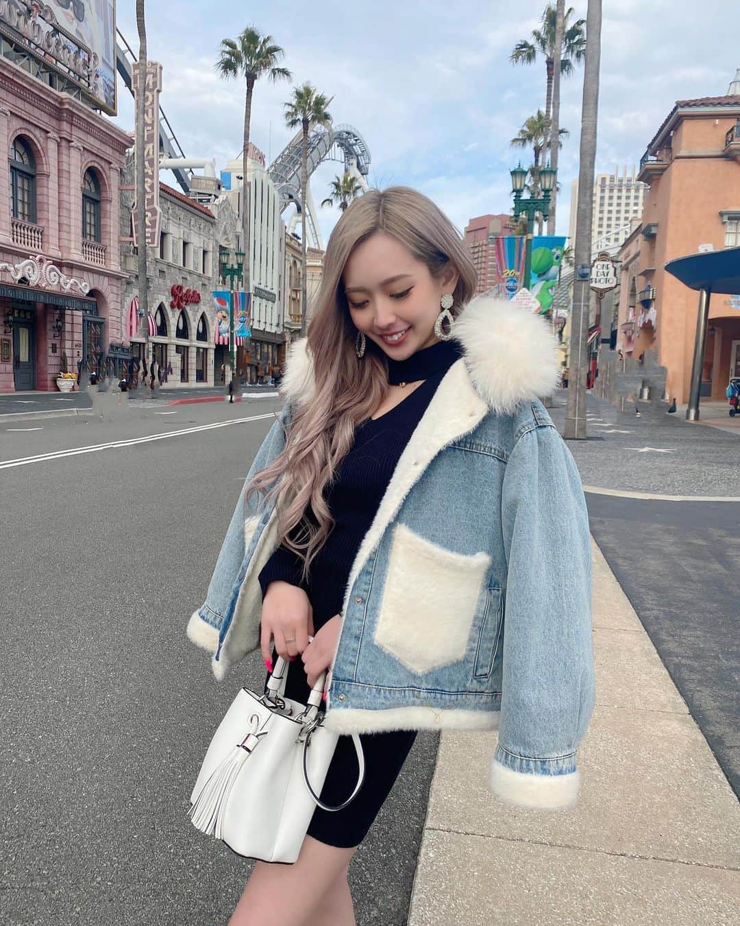 田村月光（ツッキー）のインスタグラム：「🤍🌺🤍🌺🤍🌺🤍🌺🤍🌺 USJ CODE💋...xoxo ・ ・ ・ 天気良かったし最高だったなあ👏🏻💕💕 るきたん大きくなったら家族ペアルックして また来よーｯ🌴‪‪❤︎‬ ・ 大阪pic投稿してくね〜!!🧸💖 #ツキクローゼット」