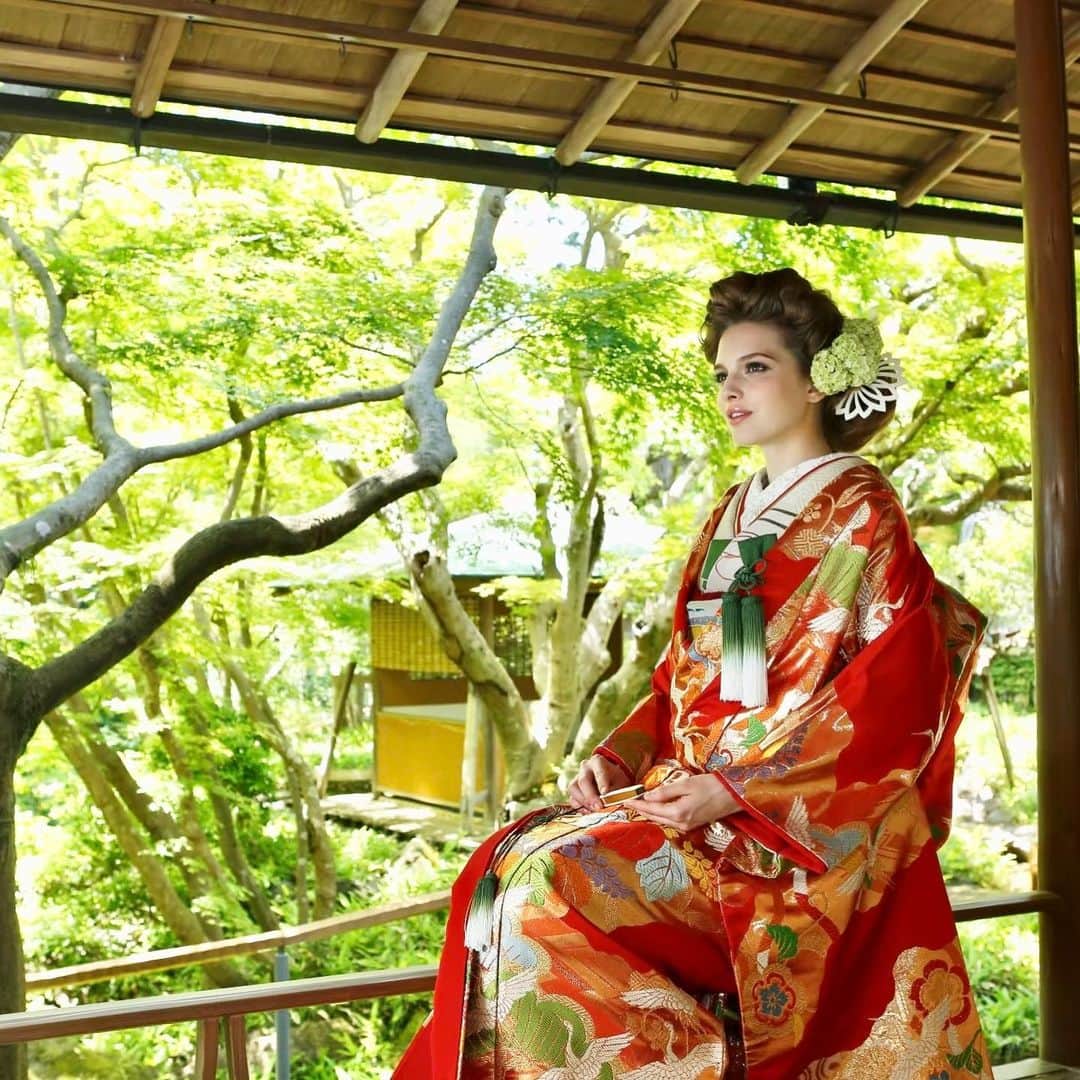 The KAMAKURA WEDDINGさんのインスタグラム写真 - (The KAMAKURA WEDDINGInstagram)「【川島織物】 婚礼衣装の製作は今はおこなっていない為貴重な一枚。日本に伝わる五彩「赤、白、黄、緑、紫」を艶やかにまるで一幅の絵画ような意匠となっていて優しい佇まい。 新緑に映える鮮やかな色合いは場が華やぎ印象的。掛下はアンティークな着物に。」2月27日 18時07分 - thekamakurawedding