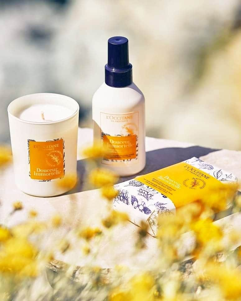 L'OCCITANE en Provenceのインスタグラム：「【アロマで前向きな気分をチャージ✨】プロヴァンスの陽気を感じる「アップリフティング」の香りに包まれて🌼﻿ ﻿ 摘みたてのハーブから抽出した﻿ エッセンシャルオイルを香り高く﻿ ブレンドしたプロヴァンスアロマ🌿﻿ ﻿ 中でも「アップリフティング」シリーズは、﻿ スパイスアップフローラルの香調で﻿ 気持ちを前向きにしてくれる香り🌼﻿ ﻿ 陽を浴びたイモーテルを中心とした﻿ 暖かな香りでおうち時間を癒やす、﻿ アロマアイテムをご紹介します🏡✨﻿ ﻿ ﻿ ＼アイテム詳細はこちら！✨／﻿ ﻿ 🌼センティッドキャンドル（左）﻿ ﻿ キャンドルの温かな光が運ぶ﻿ アロマ時間に包まれて。﻿ ﻿ プロヴァンスの陽ざしを感じる﻿ スパイシーなひとときで、﻿ 元気をチャージしよう✨﻿ ﻿ ﻿ 🌼ルームフレグランス（中央）﻿ ﻿ 陽を浴びたイモーテルの暖かな香りは、﻿ 暮らしを彩るとっておきのスパイス。﻿ シュッとひと吹きで、﻿ 一瞬にして癒しの空間を演出します🏡﻿ ﻿ おうち時間に、自分だけの﻿ プロヴァンス感じる癒し時間を楽しんで。﻿ ﻿ ﻿ 🌼ソープ（右）﻿ ﻿ 癒しのアロマともこもこの泡で﻿ 感じるリラックスタイム🛀﻿ 使うたび、南仏の日ざしを感じる﻿ 香りに包まれて。﻿ ﻿ 元気をくれる香りと泡立ちです✨﻿ ﻿ ﻿ アップリフティングの香りを﻿ 試してみたいと思ったら、﻿ 「🌼」の絵文字でコメントしてね！﻿ ﻿ ﻿ 【👆】製品タップで詳細をチェック！﻿ ﻿ #ロクシタン #キャンドル #フレグランススプレー #loccitane #おうち時間 #おこもり美容 #香りのある暮らし #アップリフティング #プロヴァンスアロマ #ルームフレグランス #アロマキャンドル #イモーテル #アロマソープ #アロマのある暮らし #リラックスグッズ #リラックスしたい #前向きな気持ち #花のある暮らしが好き #ルームスプレー #固形石鹸 #自分へのご褒美 #キャンドル好きさんと繋がりたい #キャンドルのある生活 #映えコスメ #インテリア雑貨好き #プロヴァンススタイル #南仏風 #スパイシーな香り #バスタイムのお供 #春コスメ2021」