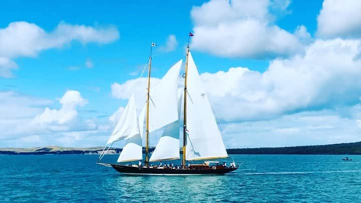 カレンウォーカーのインスタグラム：「Utopian day on the Hauraki Gulf today. Back to reality (and level 3) now. #aschantiivofvegesack #mastercardsuperyachtregatta @rnzys」