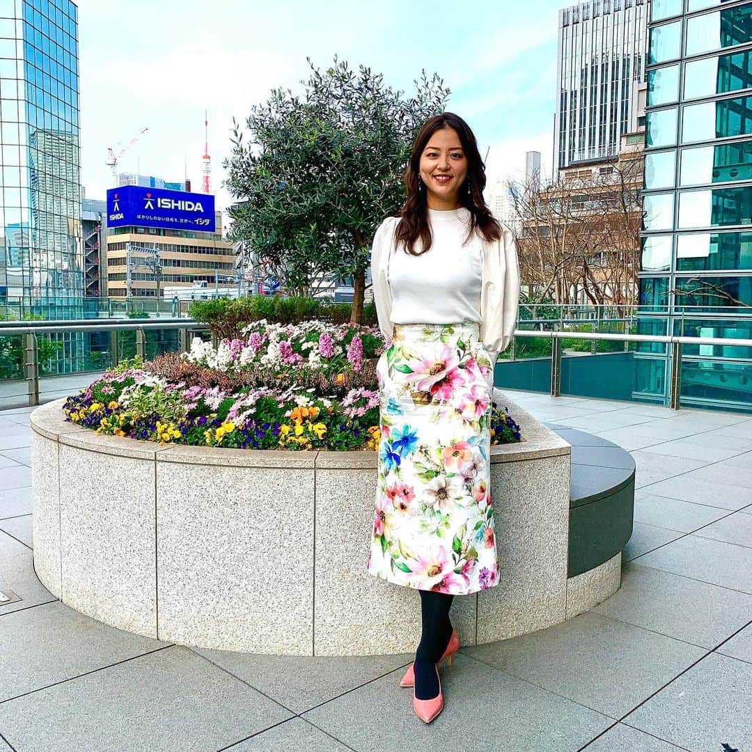 長沢美月のインスタグラム：「今日のズムサタ衣装👗 花柄のスカートでした☺️ 服から春を感じてます💐 #ズムサタ #衣装 #ブログ更新しました」