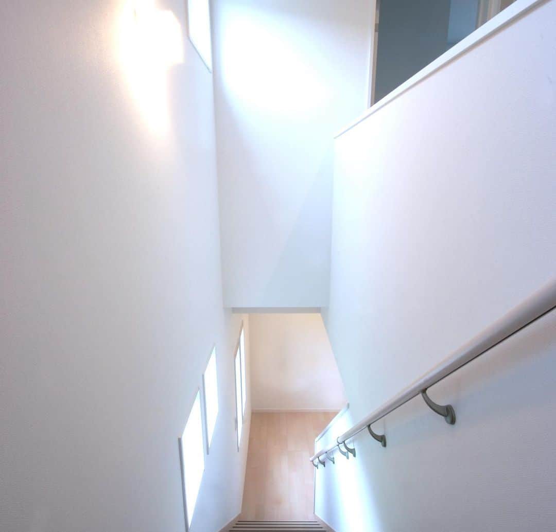 Cozy Homeさんのインスタグラム写真 - (Cozy HomeInstagram)「． 玄関を上がるとすぐリビングになっています。   なので階段は、ホール階段のようであり リビング階段のようでもある、どちらの 良さも兼ね備えています😊   光が降り注ぐ、明るく開放感のある階段 です✨ ．   ＝＝＝＝＝＝＝＝＝＝＝＝＝＝＝＝＝＝＝＝＝＝ 資料請求はコチラ →@cozyhome.wakayama2 ＝＝＝＝＝＝＝＝＝＝＝＝＝＝＝＝＝＝＝＝＝＝＝ 施工写真やイベント情報はプロフィールへ →@cozyhome.wakayama ＝＝＝＝＝＝＝＝＝＝＝＝＝＝＝＝＝＝＝＝＝＝＝ ＊   #階段 #階段照明 #階段窓 #おしゃれな階段 #素敵な暮らし #コージーホームの家 #注文住宅 #cozyhome #新築#home #インテリア #工務店 #暮らし #マイホーム #コージーホーム #注文住宅和歌山 #和歌山市 #interior #家づくり #住宅 #instahouse #マイホーム計画 #施工写真 #見学会 #おしゃれな家 #暮らしを楽しむ家づくり」2月27日 18時12分 - cozyhome.wakayama
