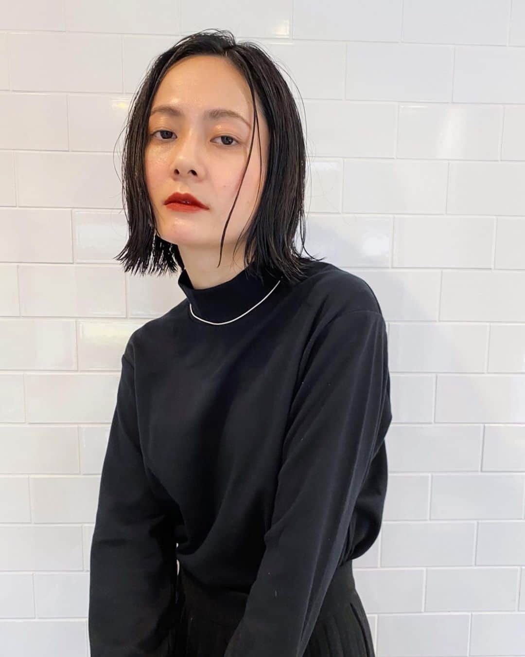小川琴美のインスタグラム：「黒髪と赤リップの好相性は永遠不滅🌎  リップはずっと使いたかった @addictionbeauty_official の ザ マット リップ リキッド  最近アイメイクは一才締めないくらいのムードが心地良い  服はタグ付けしました」