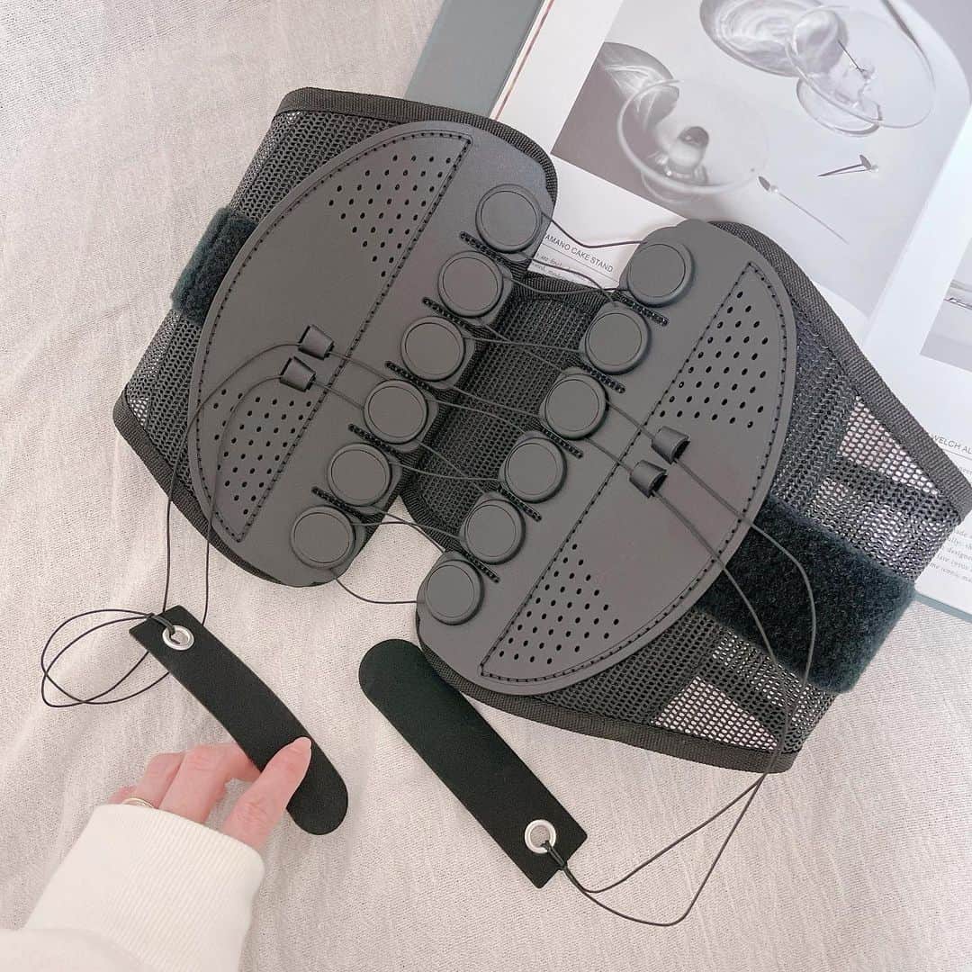 Kikuno Sayumiさんのインスタグラム写真 - (Kikuno SayumiInstagram)「〻guardnerbelt〻 ・ ・ ・ まだまだ抱っこ大好きなあらたん𓂃 こないだ断乳に成功はしたけど寝かしつけは抱っこになったしまだ夜中何回も起きて抱っこせんといけんから腰痛が… ・ そこで　@guardnerbelt の#ガードナーベルト　をためしてみることに！ フォローさせて貰ってる方が使ってて気になってたんだ🤍 ・ ガードナーベルトは欧米で100万人の腰痛を救った骨盤矯正ベルトなんだって！ 着用するだけで骨盤矯正ができるから手軽で良い〜✨ ・ 2枚目⏩動画で着けてるとこを👌 簡単に巻けるしつけたとたん姿勢が良くなる感じ！#猫背　も気になってるから改善したい〜💫 ・ ・ ・ #骨盤矯正#腰痛改善#骨盤ベルト #PR#mamagirl#赤ちゃんのいる生活 #family #familytime #familyphoto #親子リンクコーデ#リンクコーデ#腰痛コルセット#FDAアメリカ医療機器認証 #姿勢改善」2月27日 18時16分 - sayumikikuno