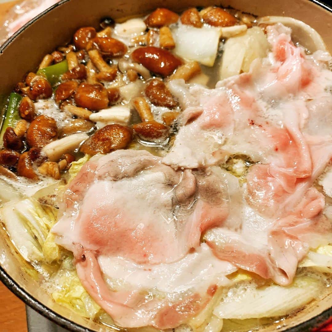 梅津有希子さんのインスタグラム写真 - (梅津有希子Instagram)「夜ごはん。鶏だしきのこ鍋。豚ロース、牡蠣、タチ。鶏ガラスープに真昆布と干し椎茸だし。牡蠣とタチときのこのうま味も加わって、スープがめっちゃうまい😋　うま味の相乗効果、楽しいよー🍲　#おうちごはん #おうち居酒屋 #鍋 #だし #だし生活 #出汁」2月27日 18時17分 - y_umetsu